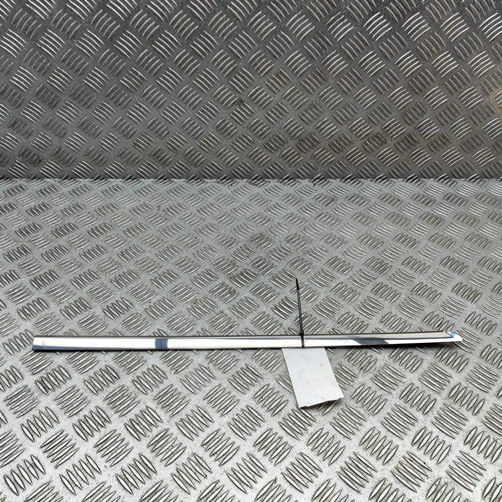 Maserati Biturbo (2, 4, Spyder, Karif) Door window strip — rear left Door window strip — rear left — MASERATI 425 (1...