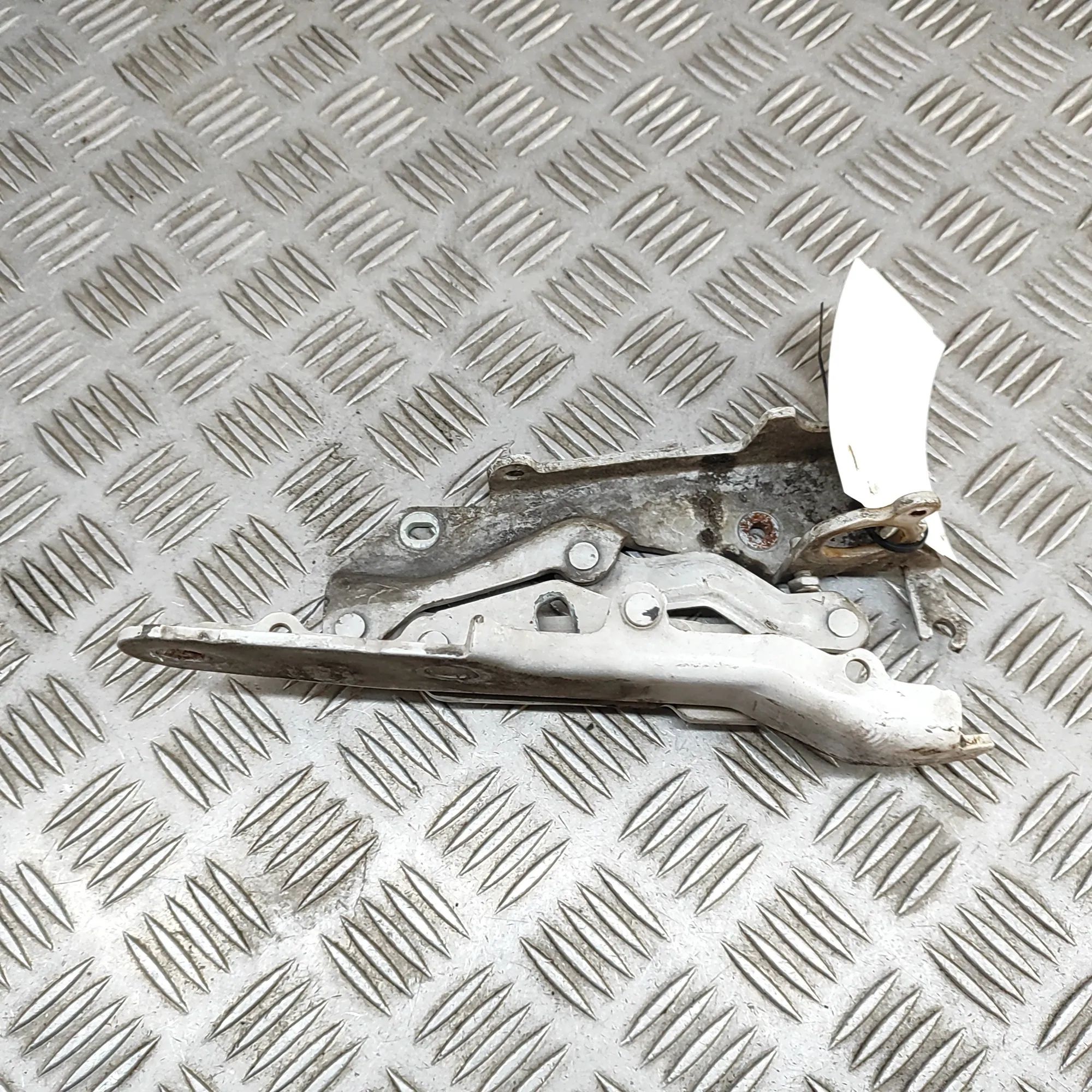 Chrysler Grand Voyager / Town & Country Bonnet hinge — front left Bonnet hinge — front left — CHRYSLER GRAND (VOY...