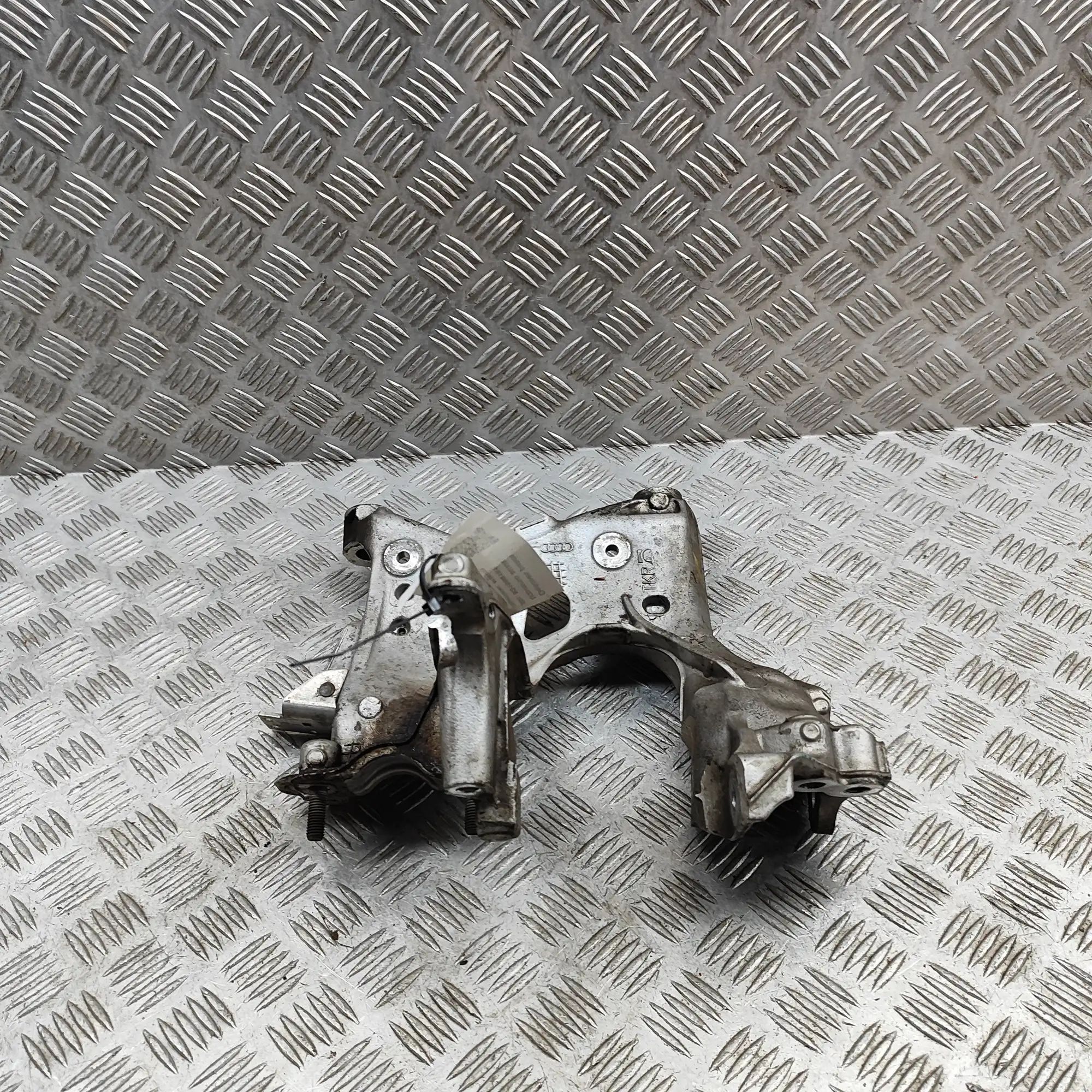 Audi Q5 (8R) Right Side Subframe Bracket Right Side Subframe Bracket — AUDI Q5 (FY) (201...