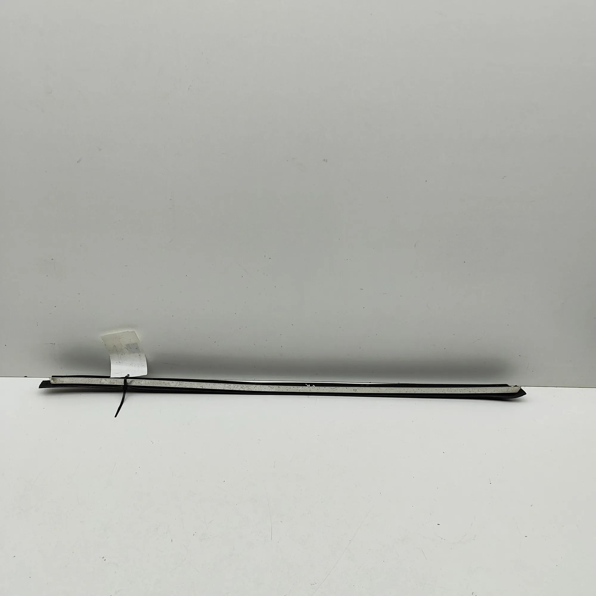 BMW 7 (E38) Door window strip — front left Door window strip — front left — BMW 7 (E38) (1...