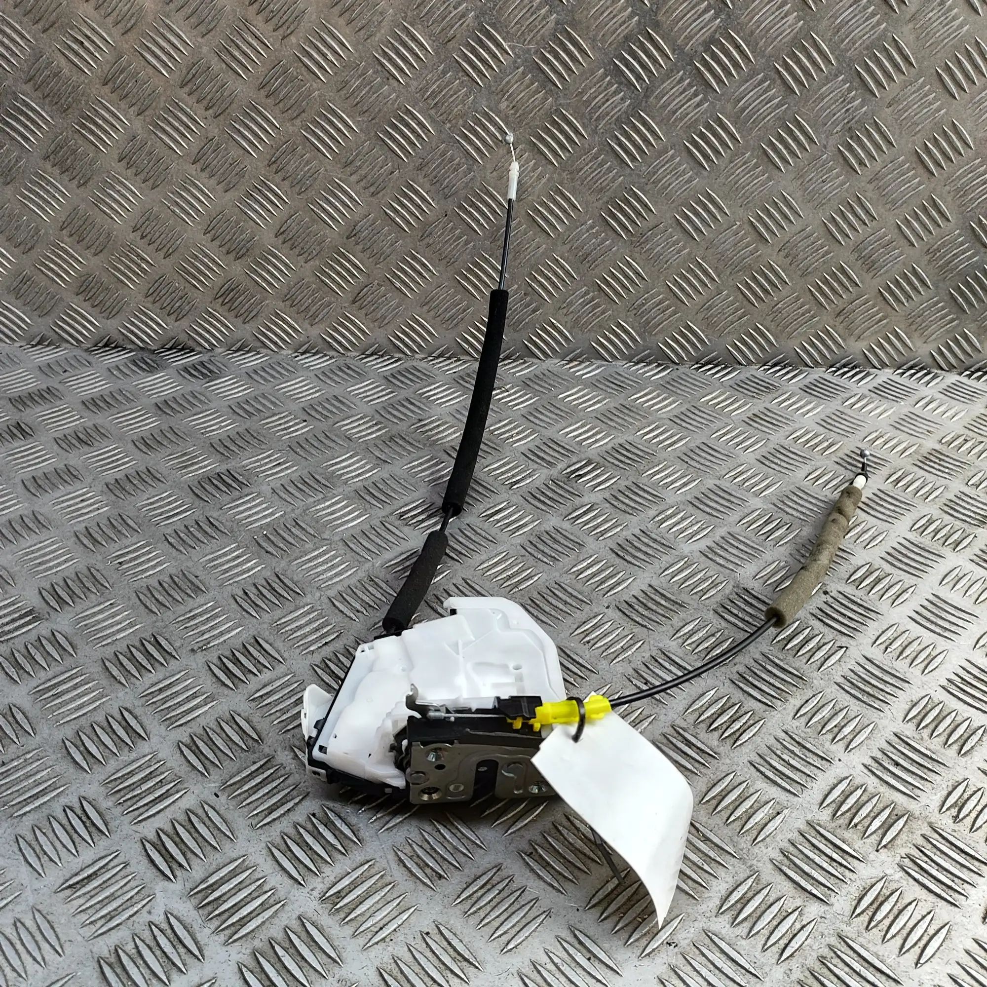 Nissan Juke Door lock — rear left Door lock — rear left — NISSAN JUKE (F16) (2019...