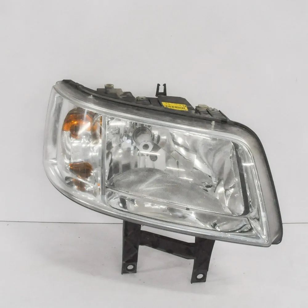 Volkswagen Transporter (T5, Caravelle, Multivan) Front Right Headlight Front Right Headlight — VW TRANSPORTER (V T5 Mi...