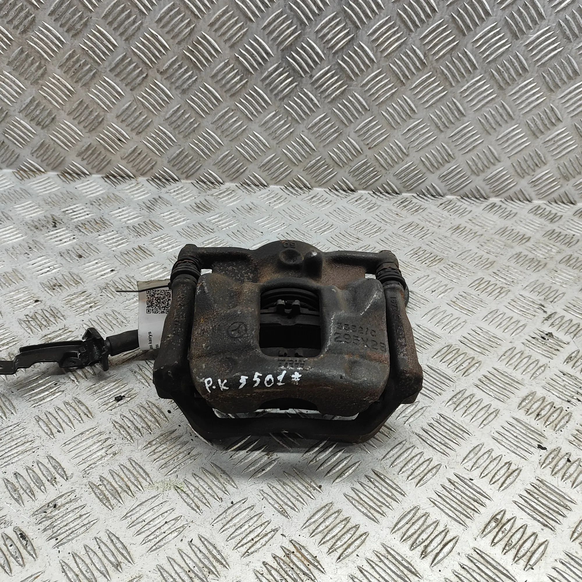 Infiniti Q30 Brake caliper — front left Brake caliper — front left — INFINITI Q30 (2015...