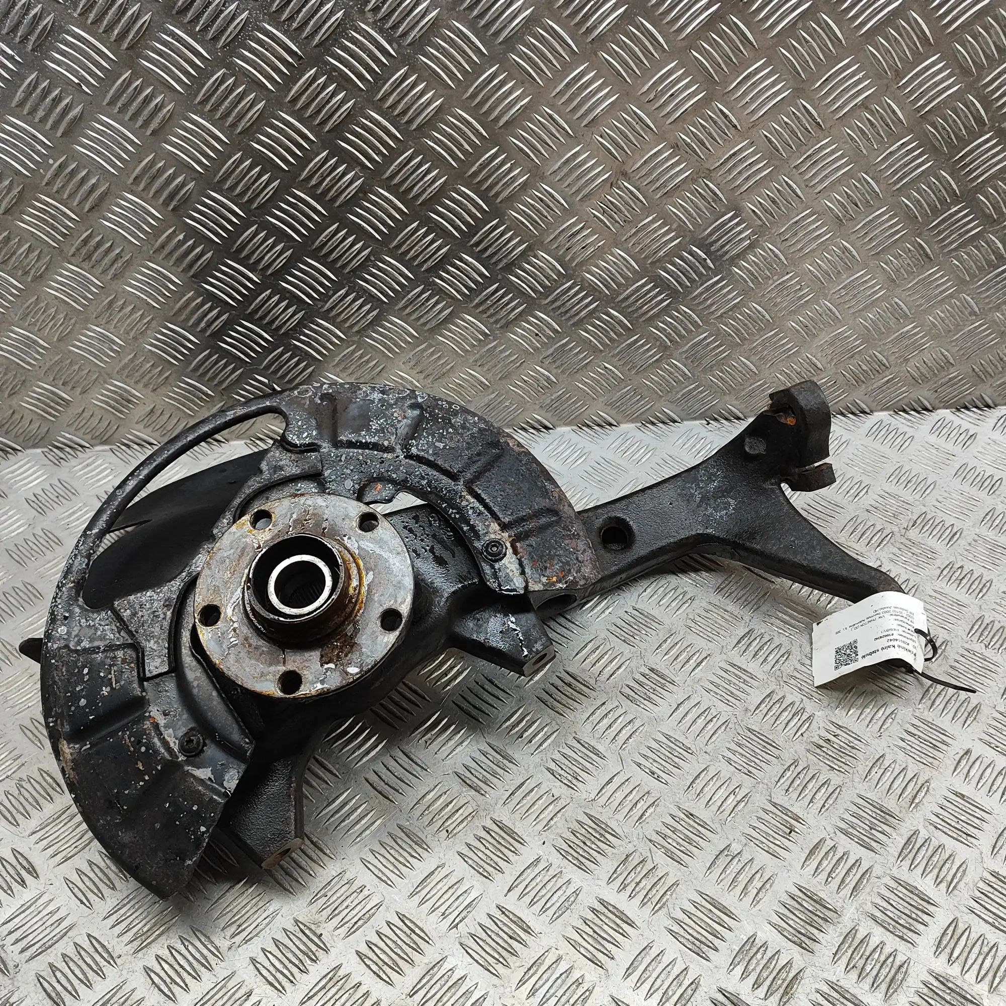 Volkswagen Phaeton Front Left Wheel Hub Front Left Wheel Hub — VW PHAETON (3D_) (2002-2...