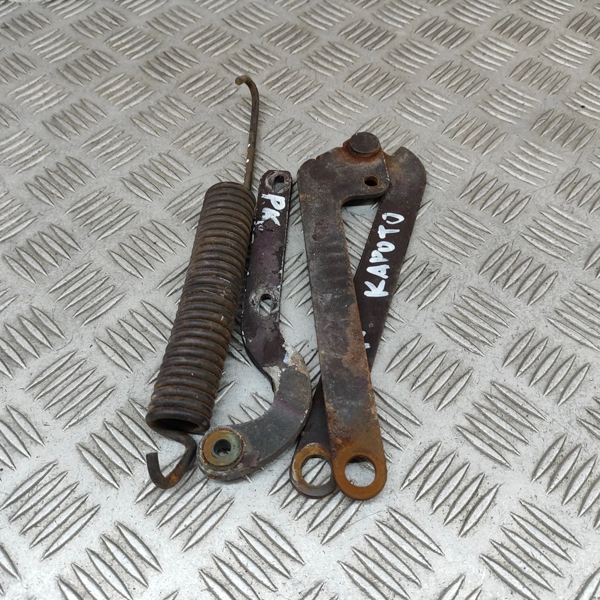 Mercedes-Benz 200 - 280 (W114, W115) Bonnet hinge — front left Bonnet hinge — front left — MERCEDES BENZ S-CLA...