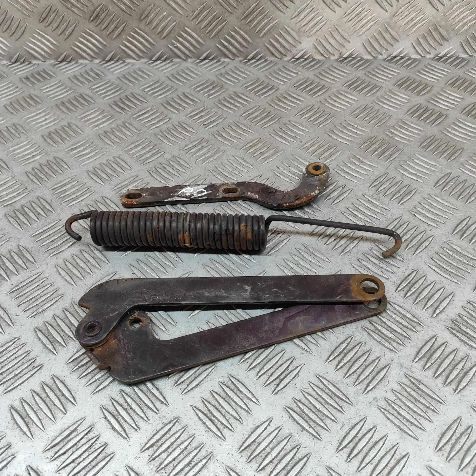 Mercedes-Benz 200 - 280 (W114, W115) Bonnet hinge — front left Bonnet hinge — front left — MERCEDES BENZ S-CLA...