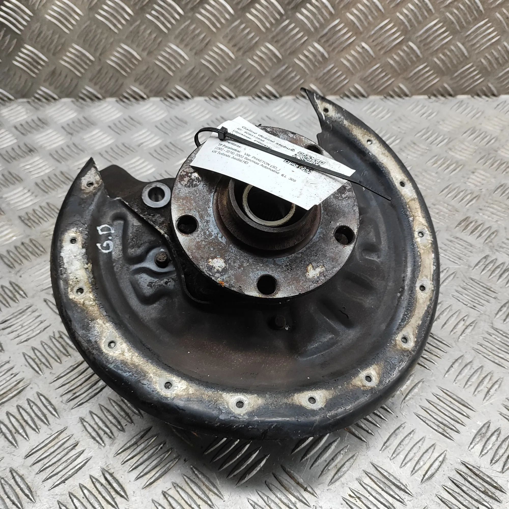 Volkswagen Phaeton Rear Right Wheel Hub Rear Right Wheel Hub — VW PHAETON (3D_) (2002-2...