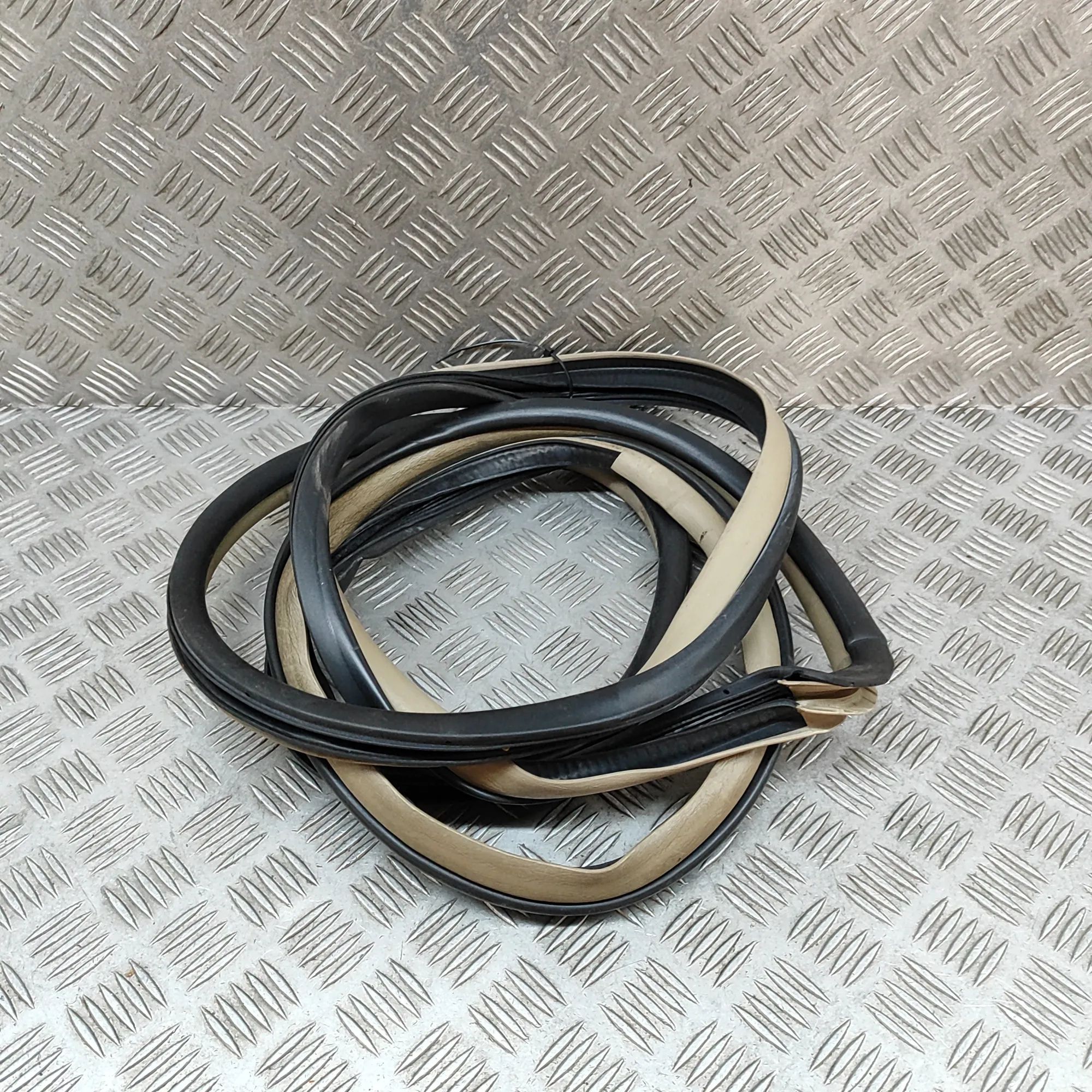 Toyota Land Cruiser 100 Door rubber seal — front right Door rubber seal — front right — TOYOTA LAND CR...
