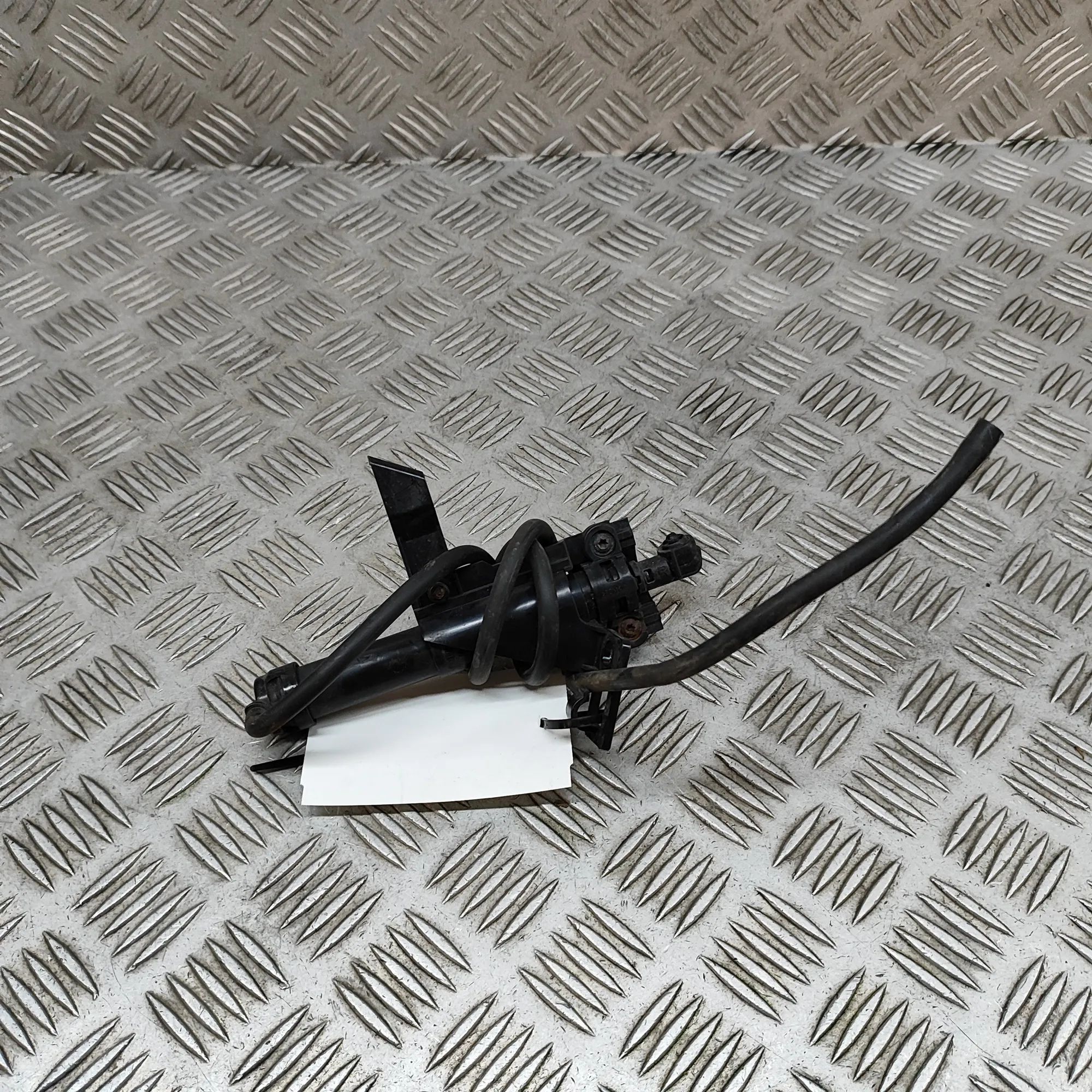 Land Rover Range Rover Evoque Headlight washer pump — right Headlight washer pump — right — LAND ROVER RANG...