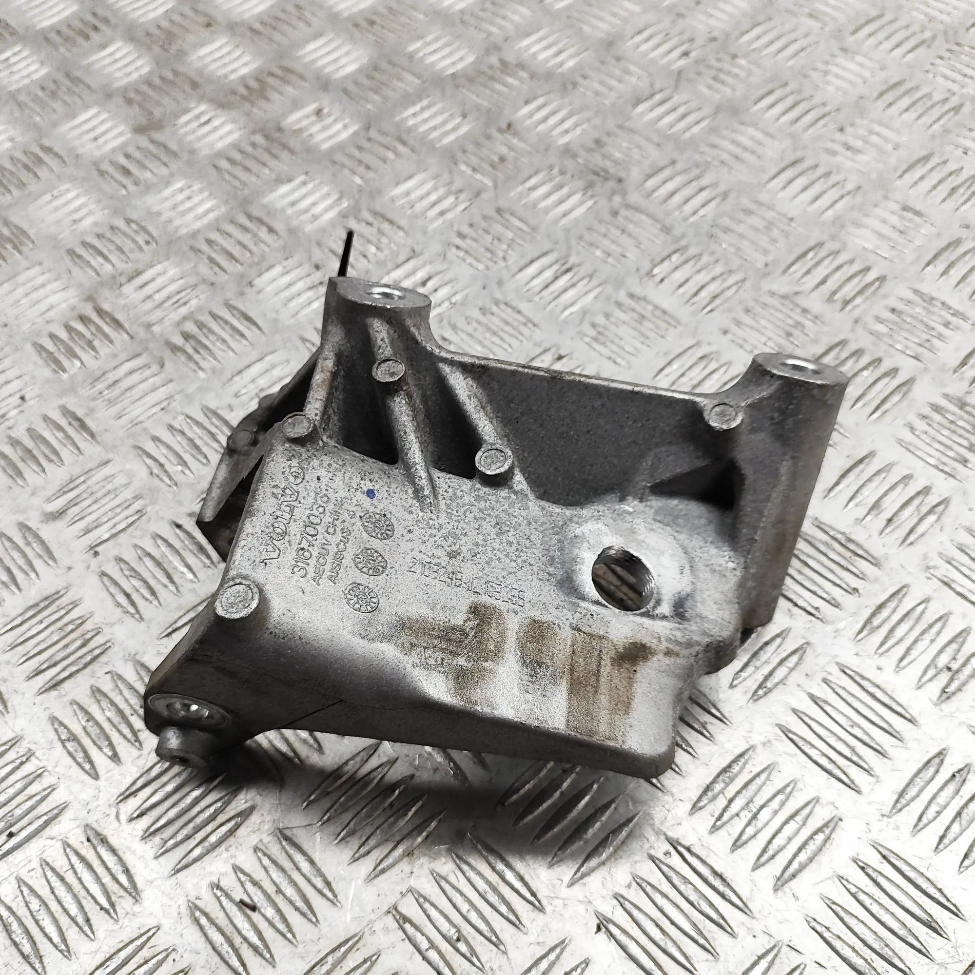 Volvo V60 Right Side Engine Bracket Right Side Engine Bracket — VOLVO V60 (II 225, ...
