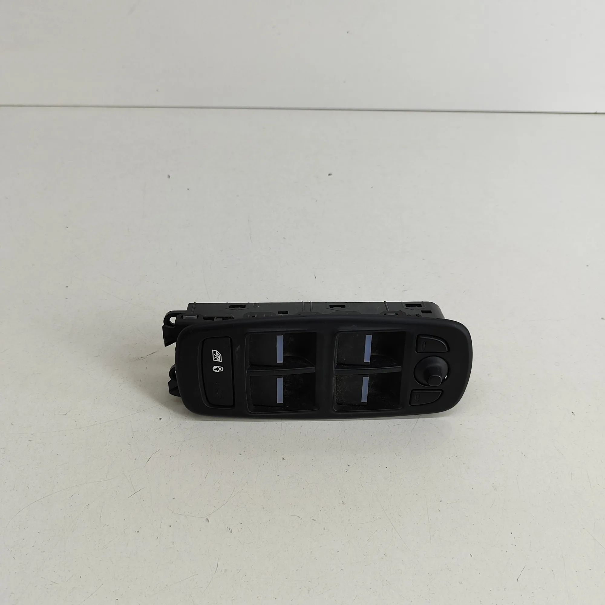 Jaguar XE Door window switch — front right Door window switch — front right — JAGUAR XE (X...