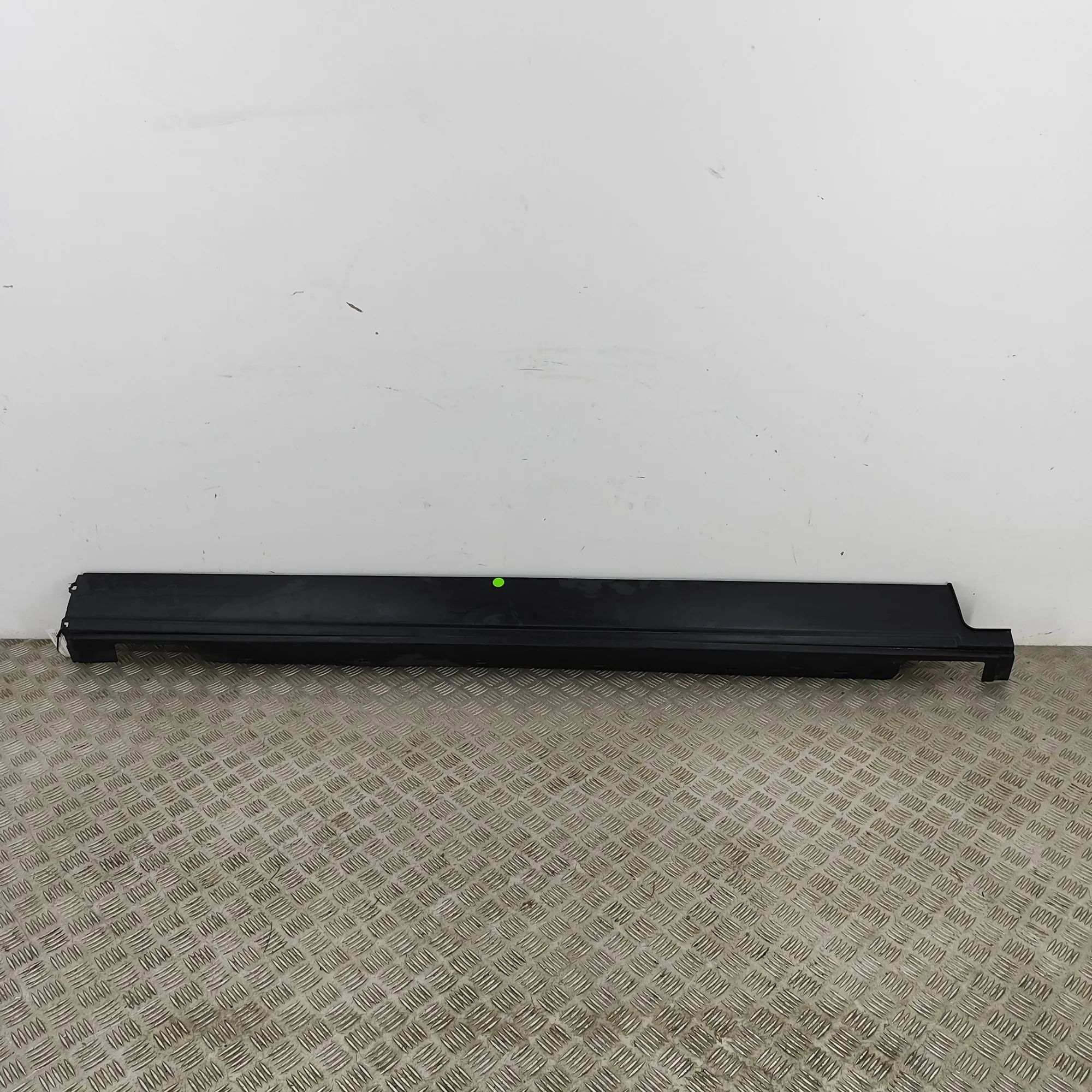 Land Rover Range Rover Sport (L494) Right Side Plastic Sideskirt Cover Right Side Plastic Sideskirt Cover — LAND ROVER...