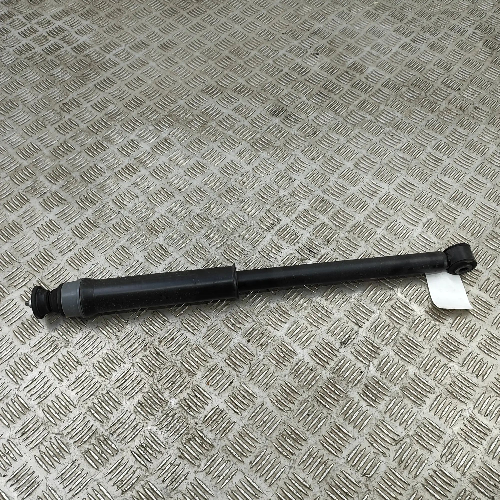 Nissan Juke Shock absorber — rear right Shock absorber — rear right — NISSAN JUKE (F16)...