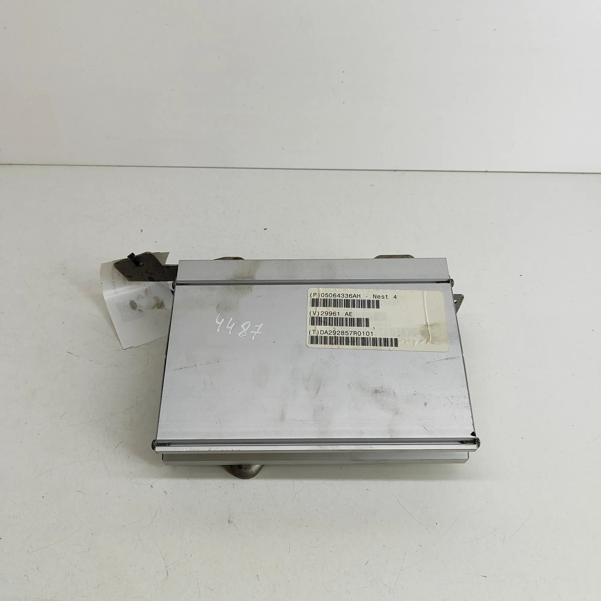 Chrysler 300C Antenna Amplifier Antenna Amplifier — CHRYSLER 300 (C LX) (2004-....