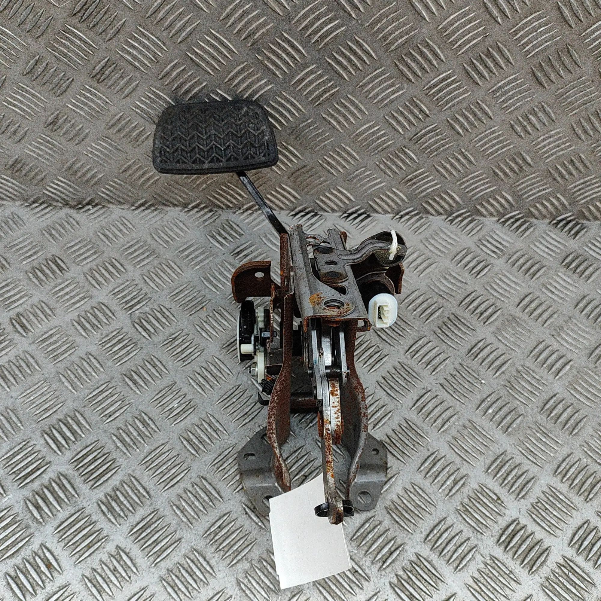 Toyota Sienna Brake pedal Brake Pedal — TOYOTA SIENNA (_L4_) (2020-...) —...