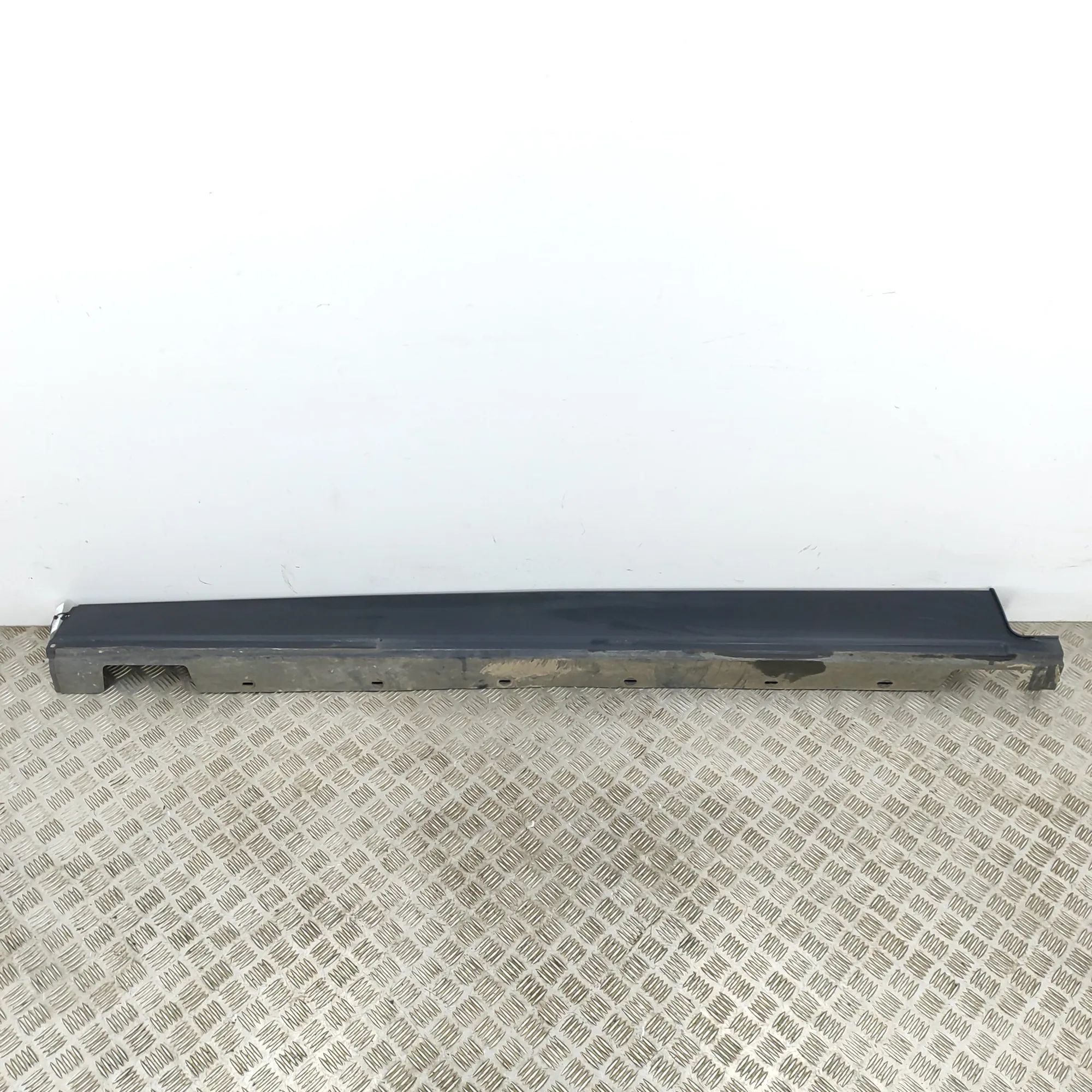Land Rover Range Rover Sport (L494) Right Side Plastic Sideskirt Cover Right Side Plastic Sideskirt Cover — LAND ROVER...