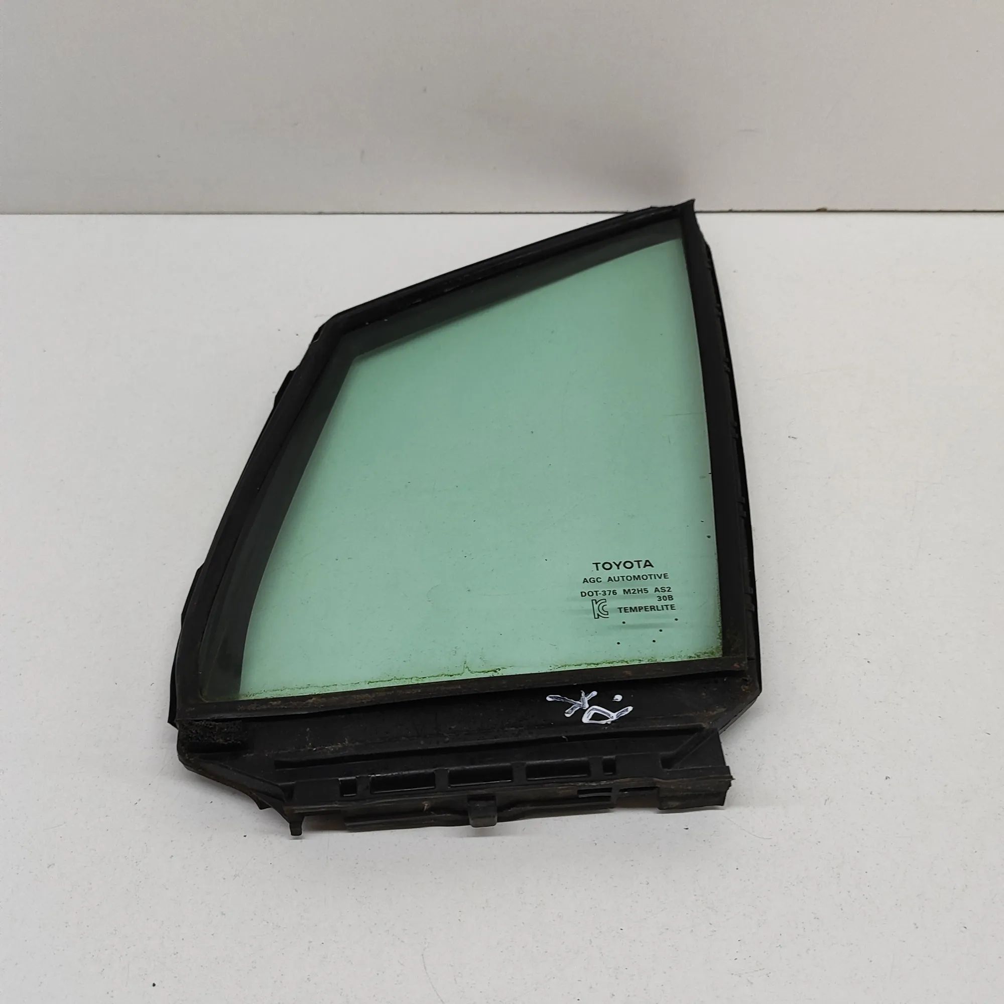 Toyota Sienna Door quarter window — front left Door quarter window — front left — TOYOTA SIENN...