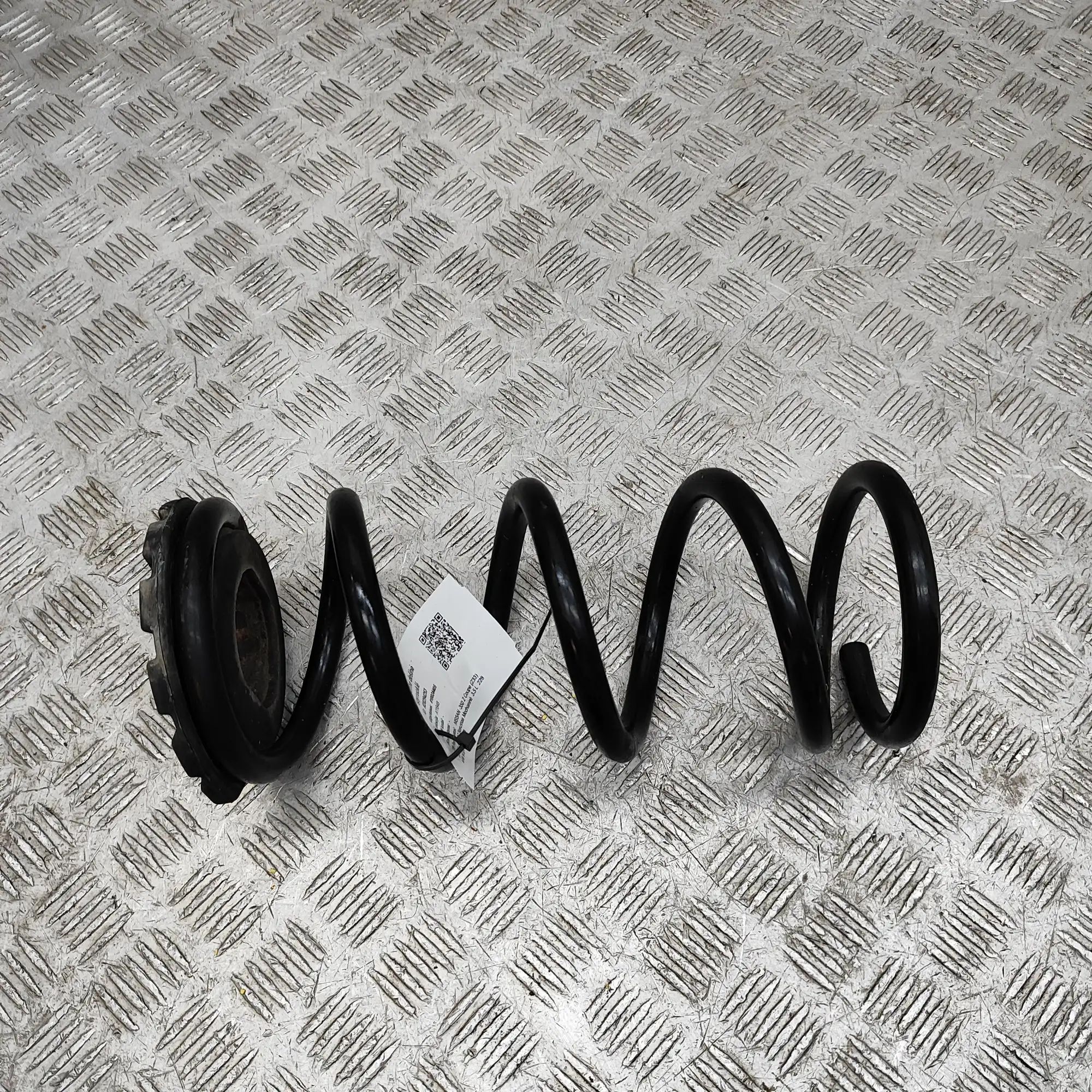 Nissan 350Z Coil spring — rear right Coil spring — rear right — NISSAN 350 (Z Coupe ...