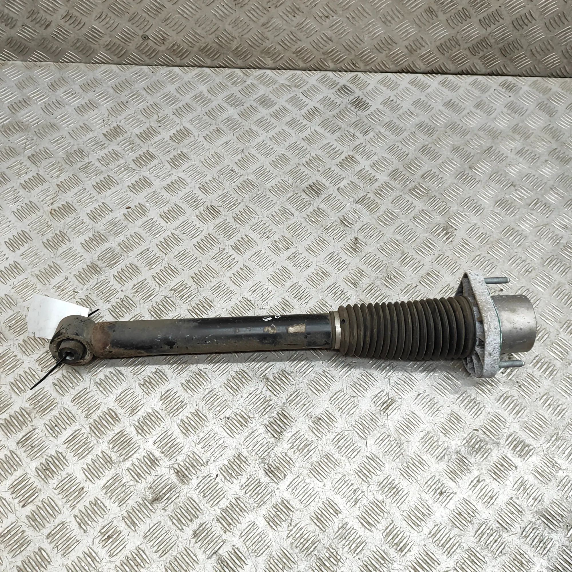 Land Rover Range Rover Sport (L494) Shock absorber — rear right Shock absorber — rear right — LAND ROVER RANGE ...