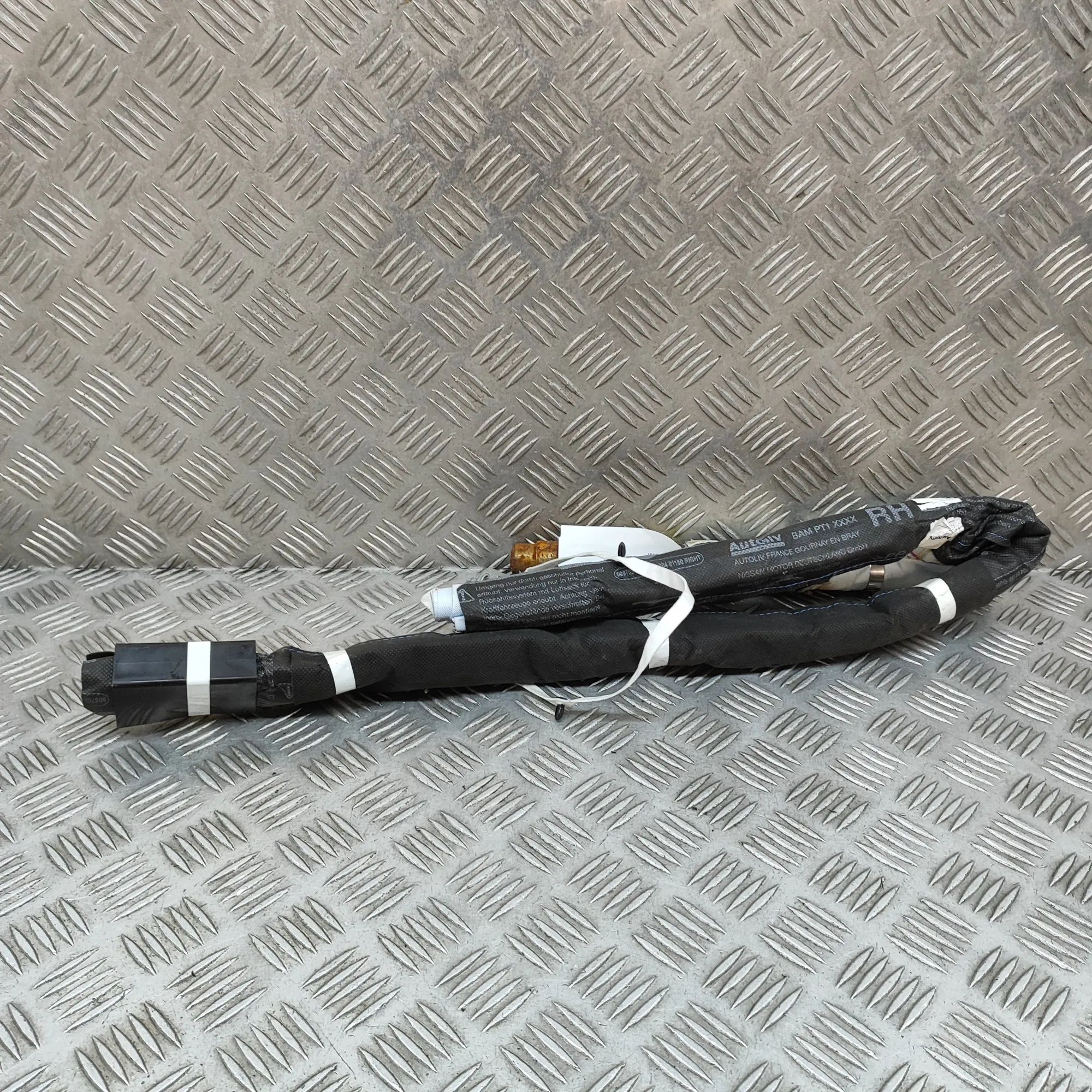 Nissan Pick Up / Navara / NP300 (D22) Right Side Roof Safety Curtain SRS Right Side Roof Safety Curtain SRS — NISSAN NP3...