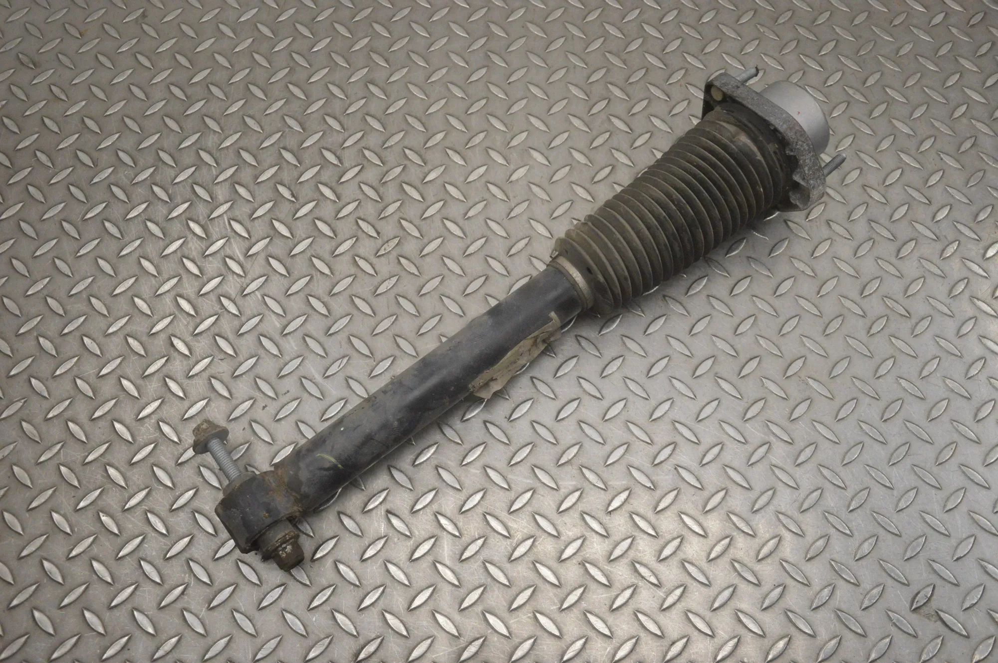 Land Rover Discovery Shock absorber — rear left Shock absorber — rear left — LAND ROVER DISCOVE...
