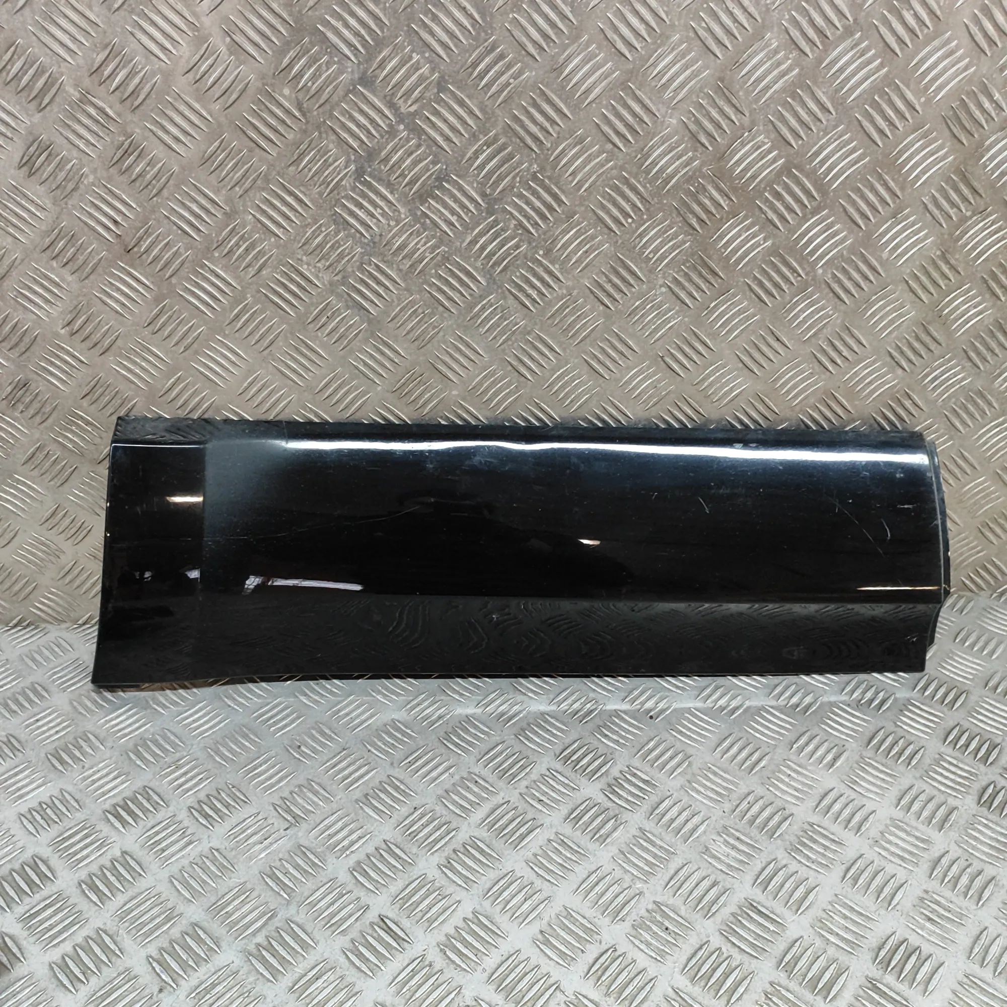 Land Rover Discovery Lower door moulding — rear left Lower door moulding — rear left — LAND ROVER DI...