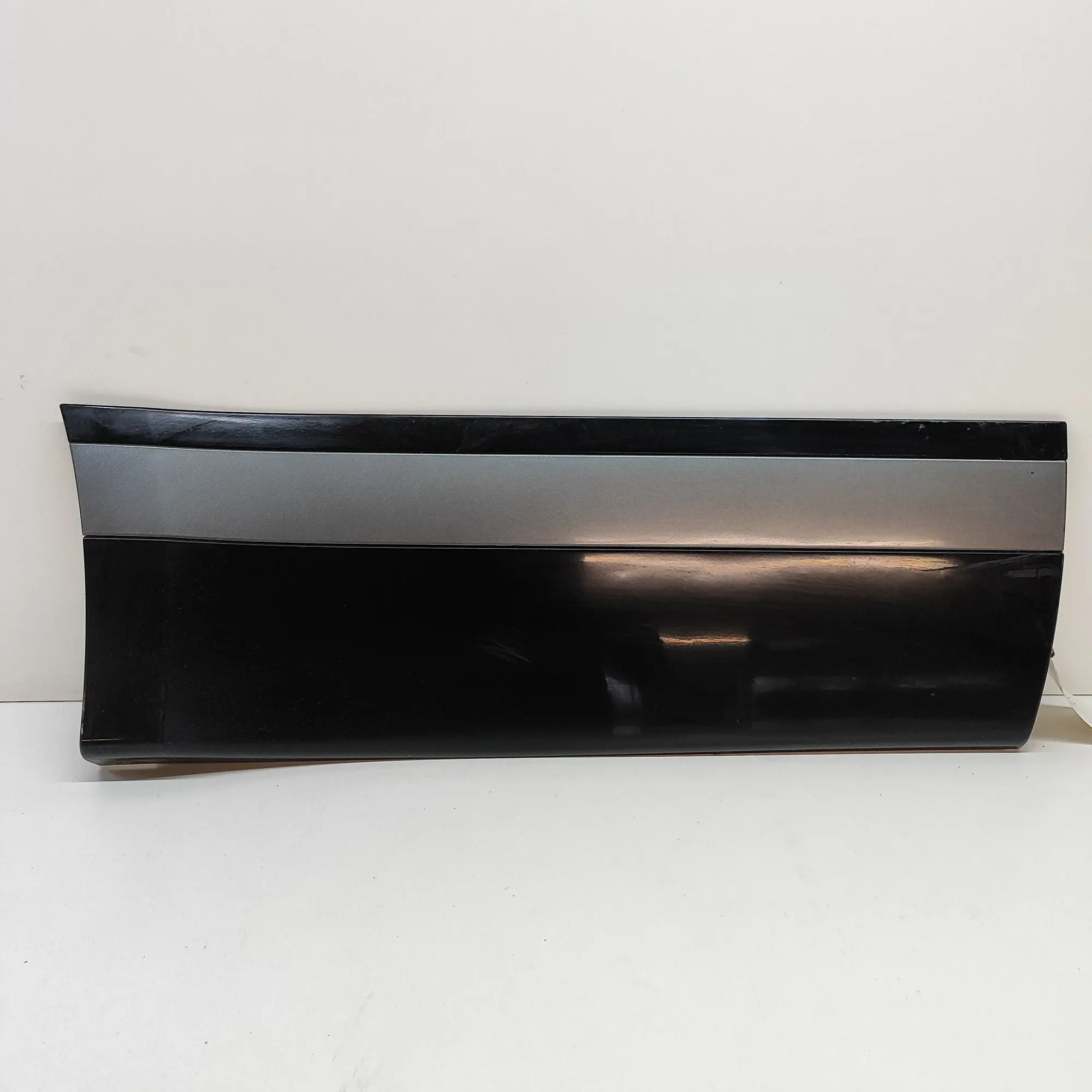 Land Rover Range Rover Velar Lower door moulding — rear — right Lower door moulding — rear — right — LAND ROVER...