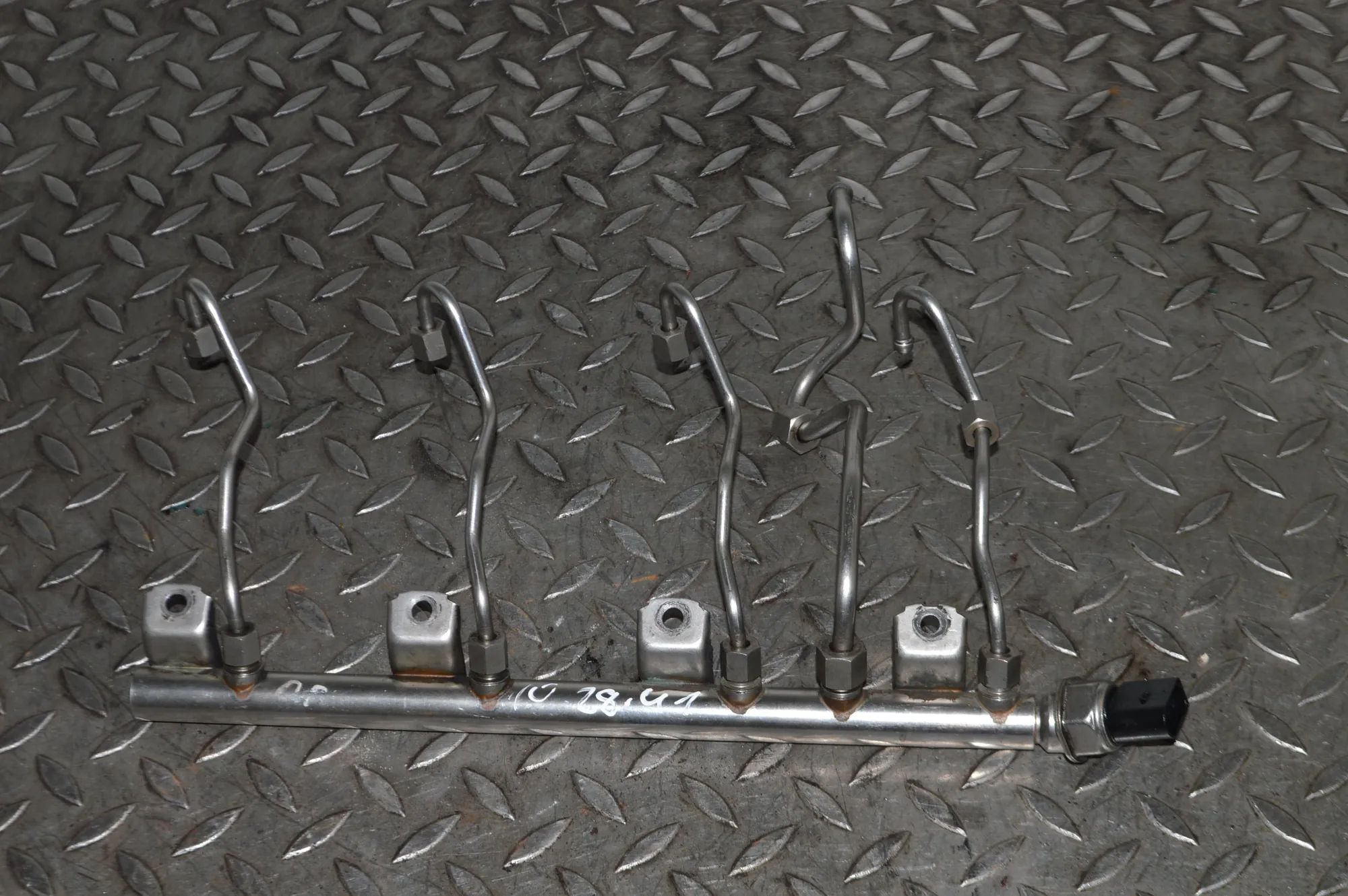 BMW X5 (E70) Fuel Rail Fuel rail — BMW X5 (E70) (2006-2013) — 7537319
...