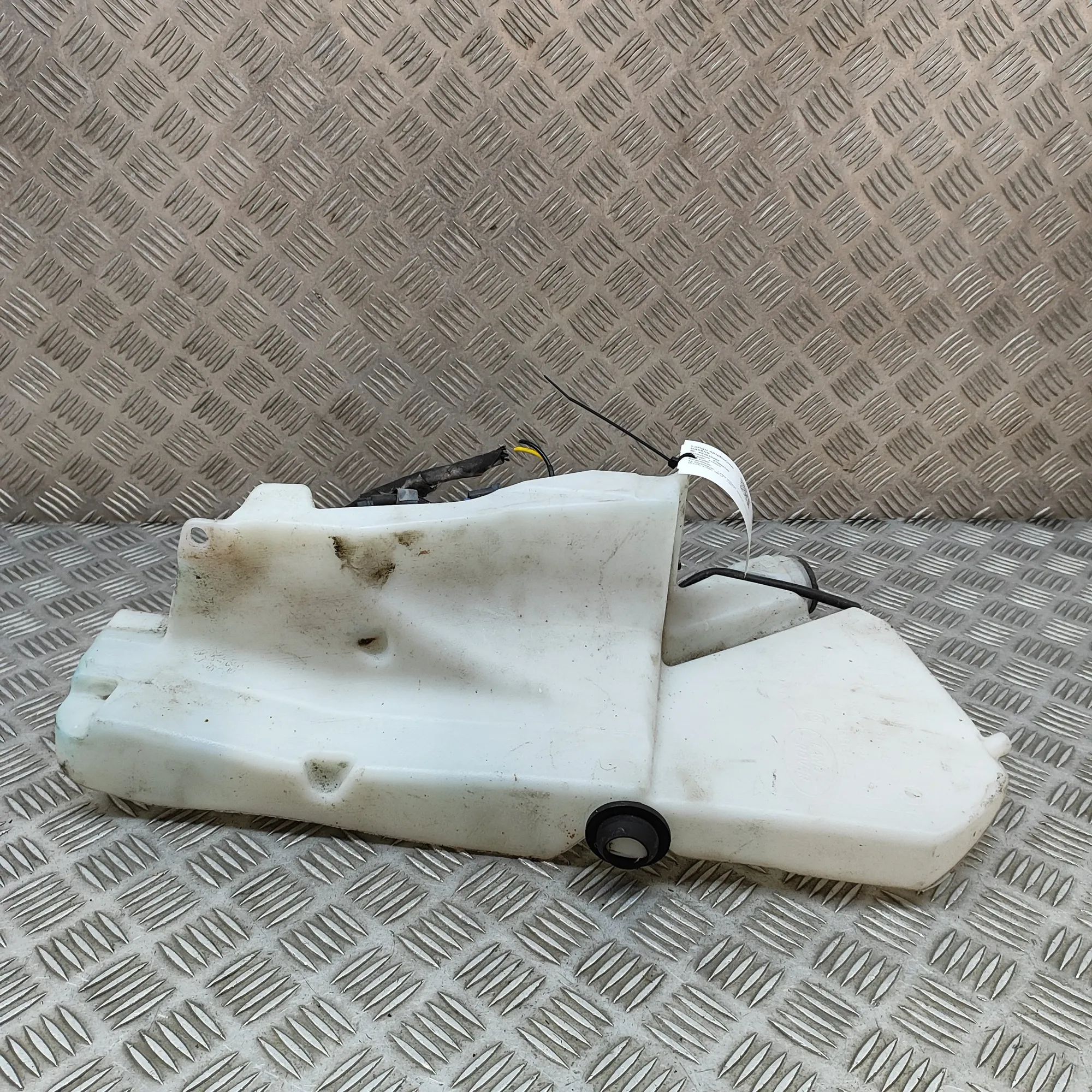 Land Rover Range Rover Velar Window Washer Tank Window Washer Tank — LAND ROVER RANGE ROVER VEL...