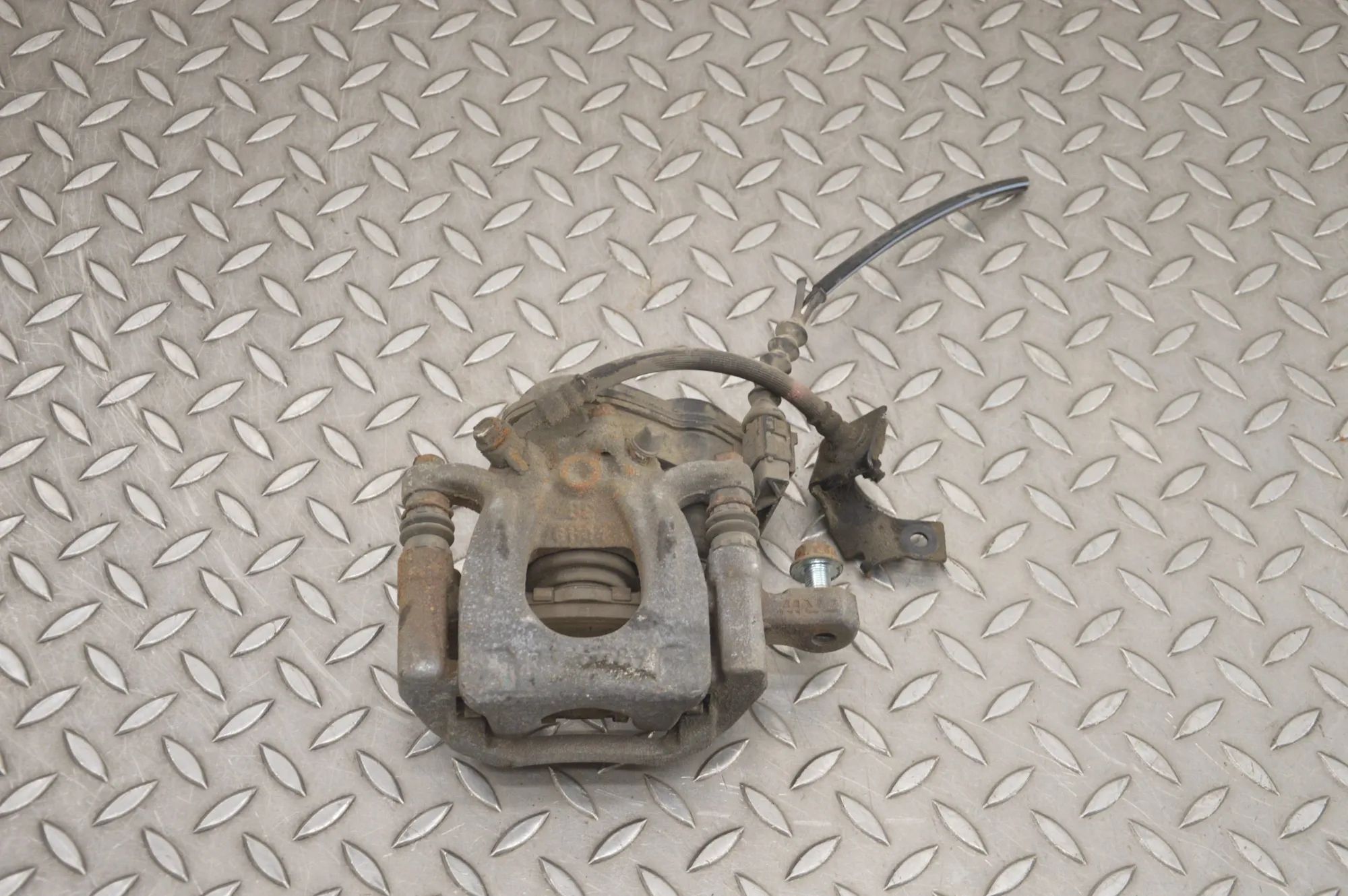 Nissan X-Trail / Rogue Brake caliper — rear right Brake caliper — rear right — NISSAN X-TRAIL (T3...