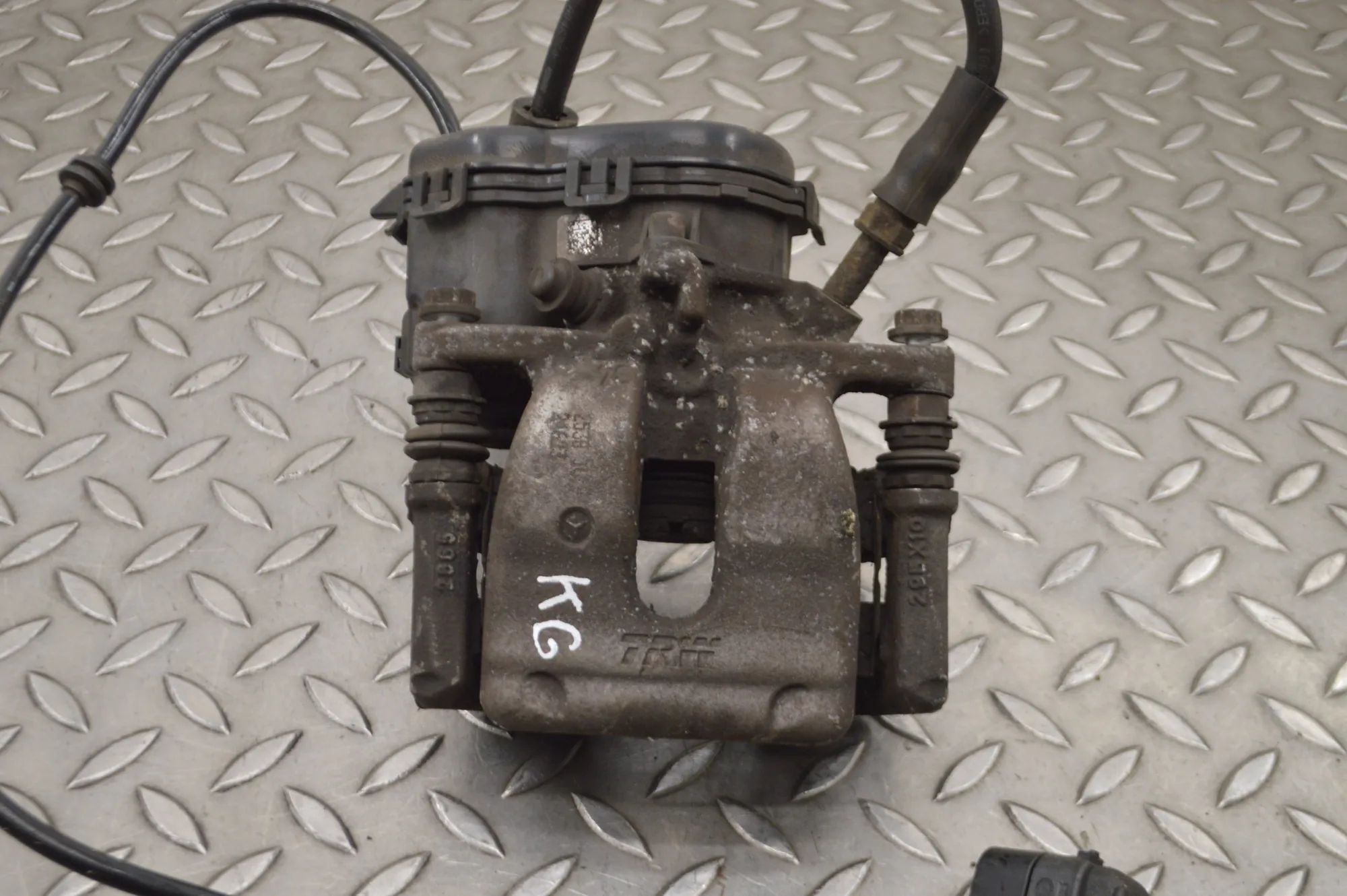 Infiniti Q30 Brake caliper — rear left Brake caliper — rear left — INFINITI Q30 (2015-...