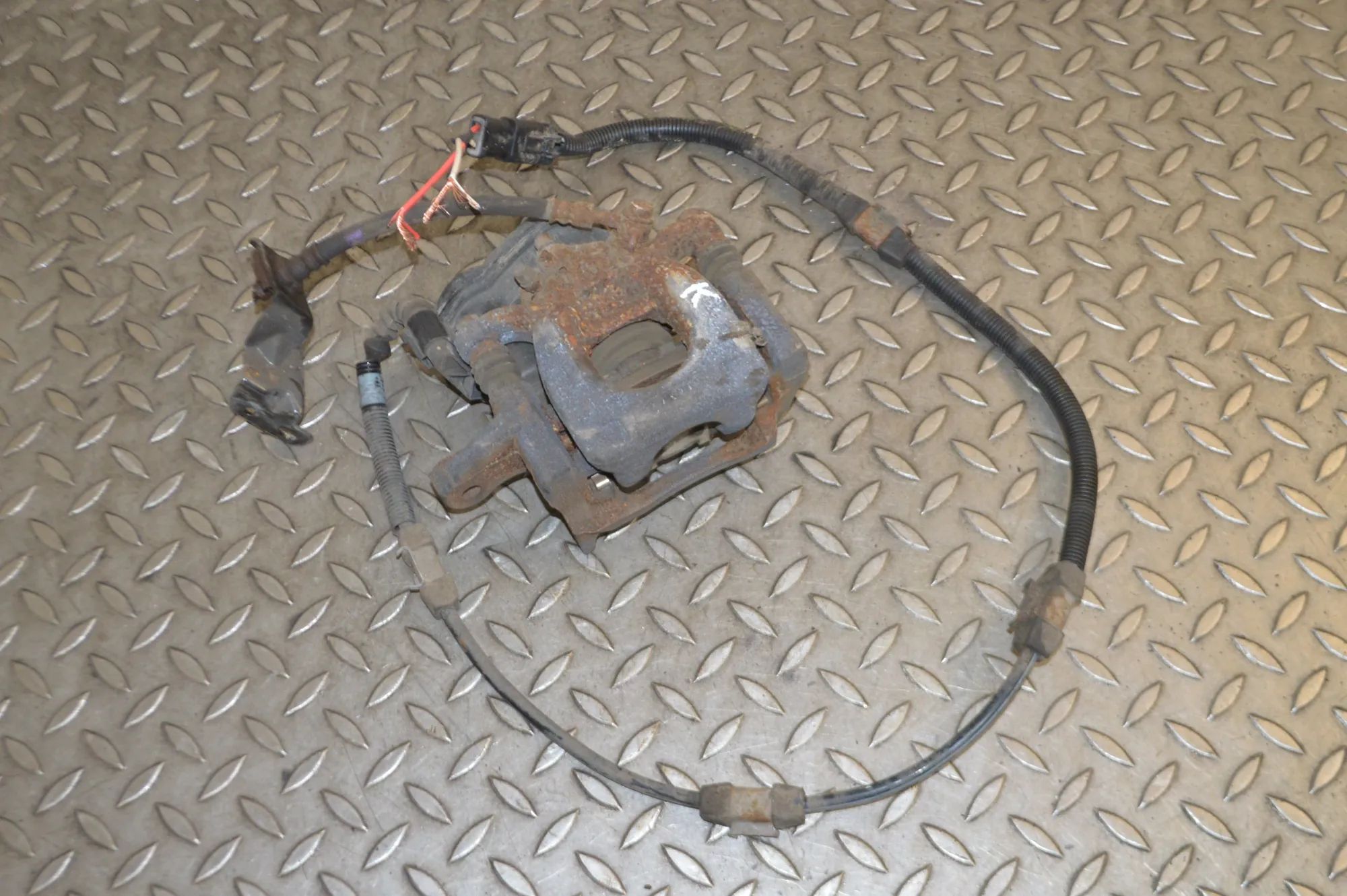 Nissan Qashqai (J11) Brake caliper — rear left Brake caliper — rear left — NISSAN QASHQAI (II ...