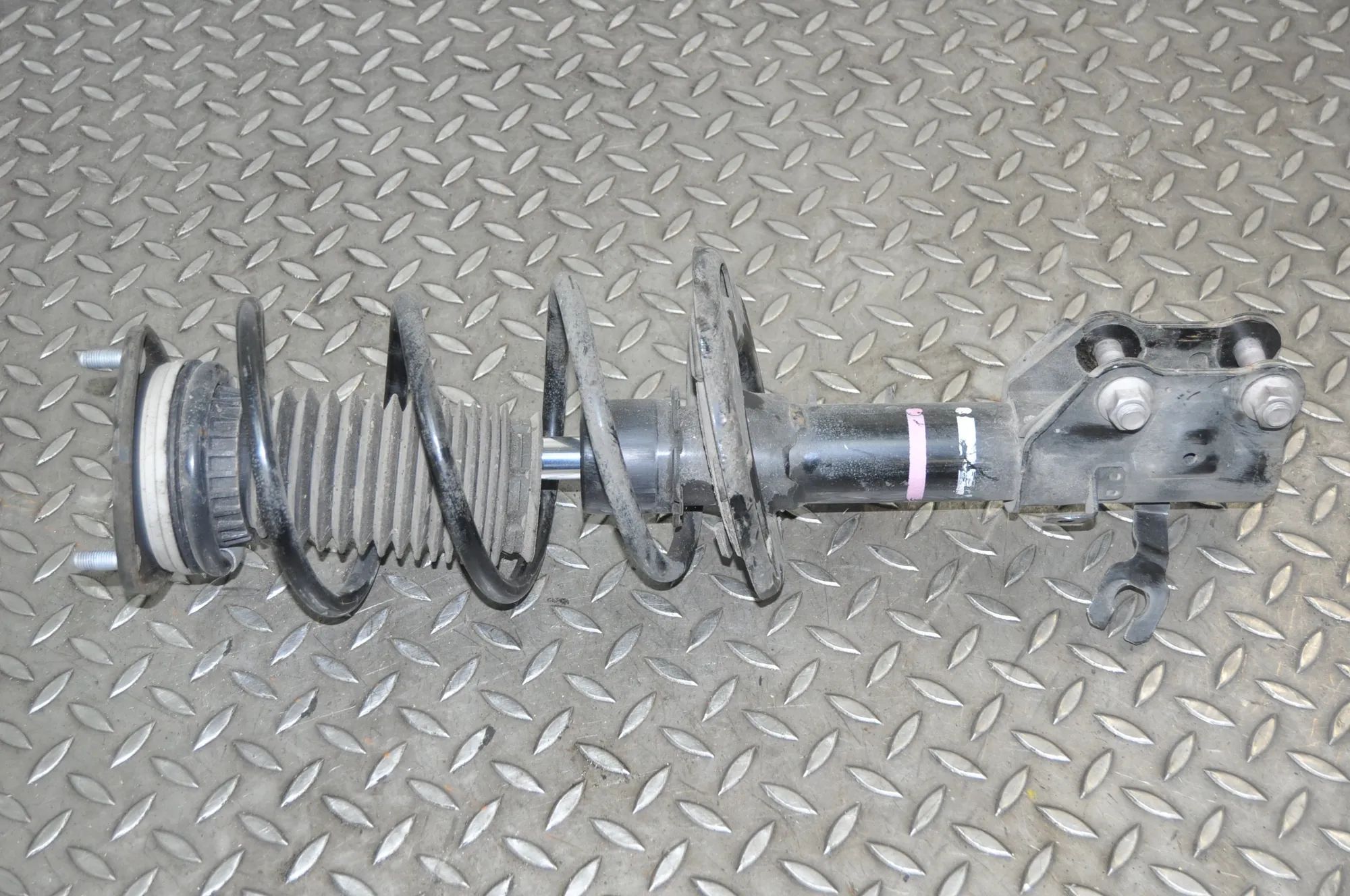 Mazda 3 (BM / BN) Shock absorber — front left Shock absorber — front left — MAZDA 3 (BM) (201...