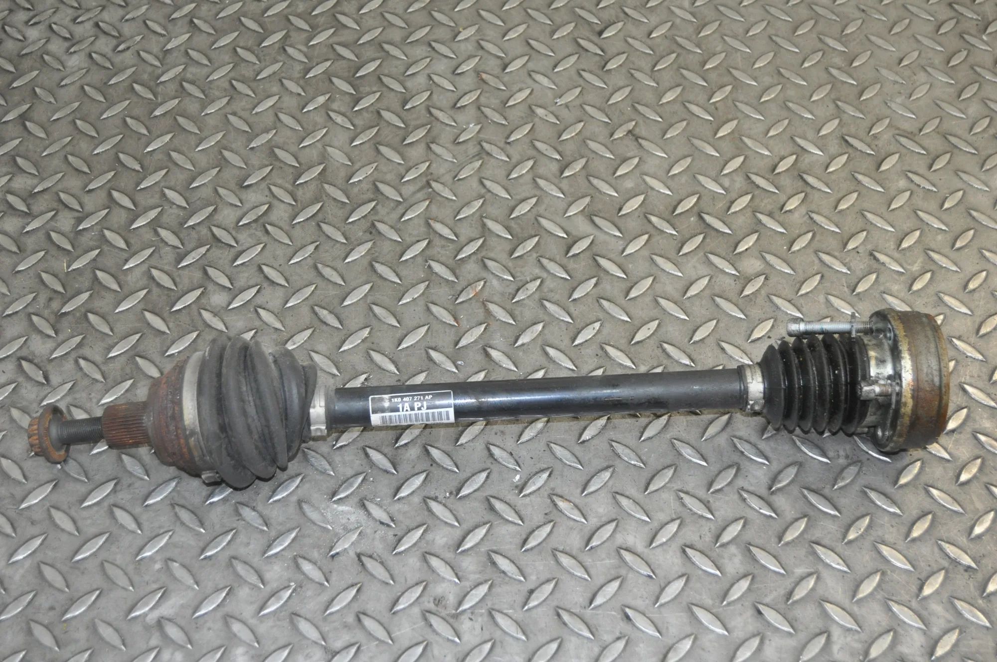 Volkswagen Golf 6 Front Left Driveshaft Front Left Driveshaft — VW GOLF (VI 5K1) (2008-...