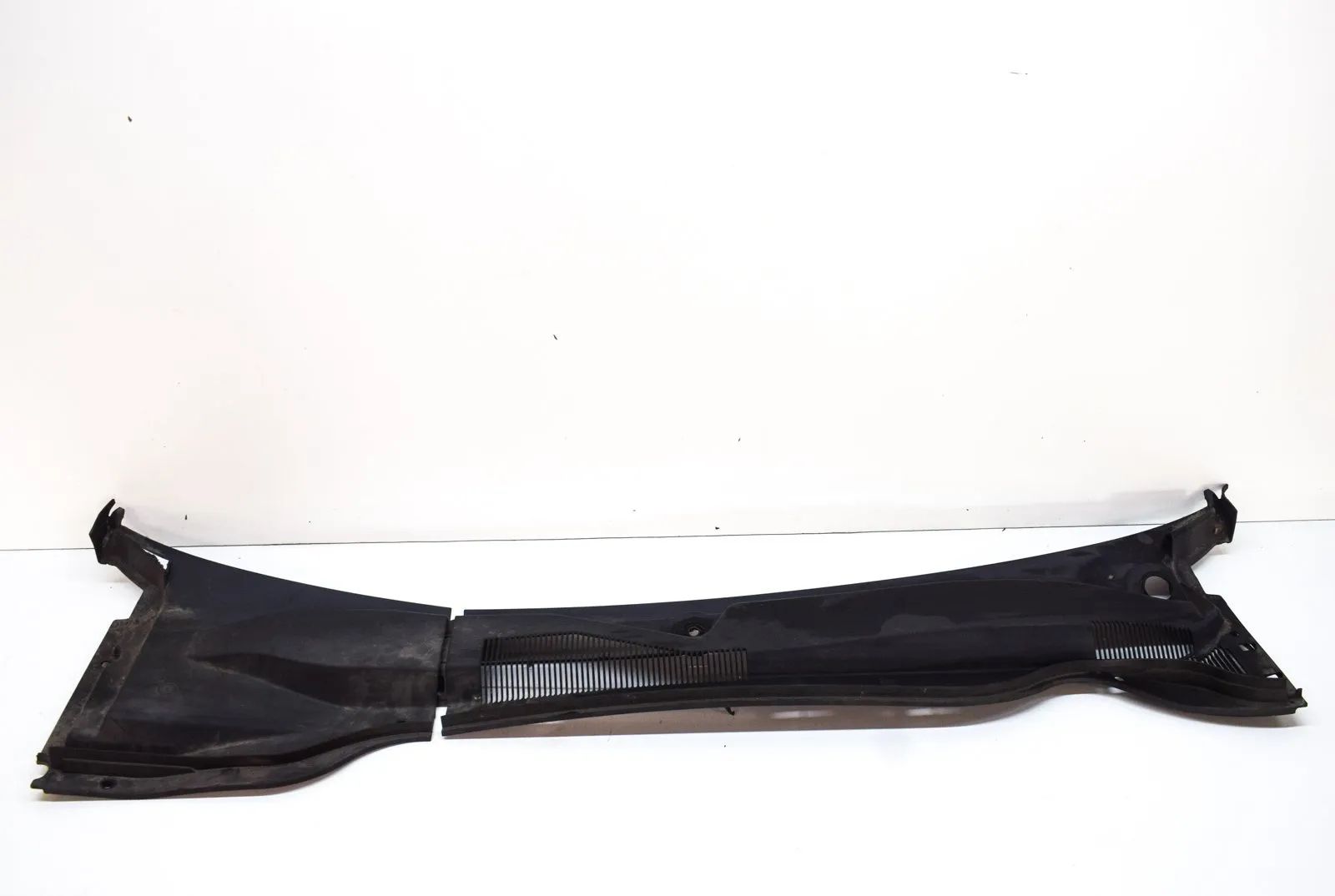 Chevrolet Camaro Front Wiper Cowl Trim Front Wiper Cowl Trim — CHEVROLET CAMARO (2009-...