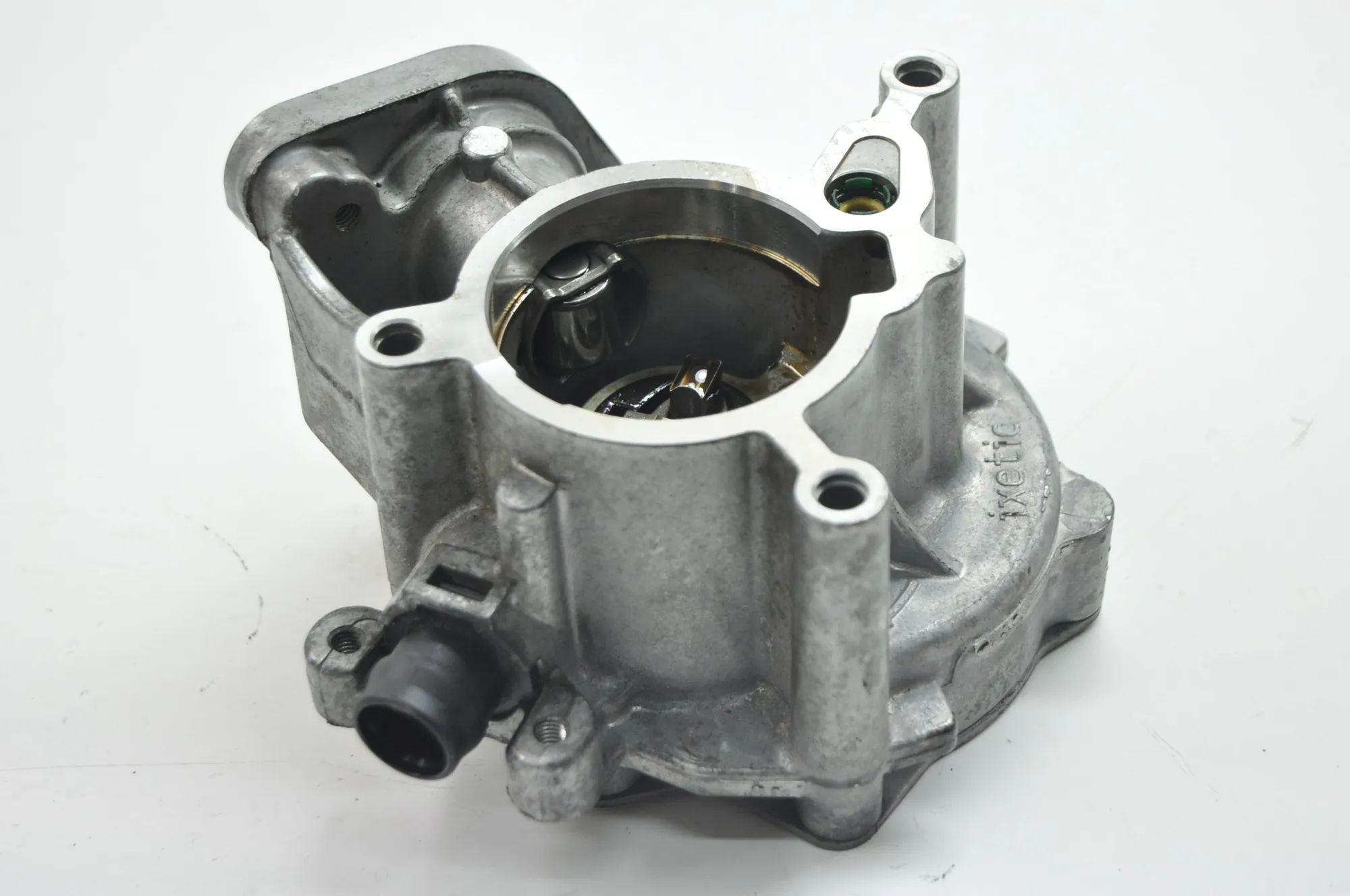 Audi Q5 (8R) Vaakum pump Vacuum Pump — AUDI Q5 (8R) (2008-2017) — 06K145...