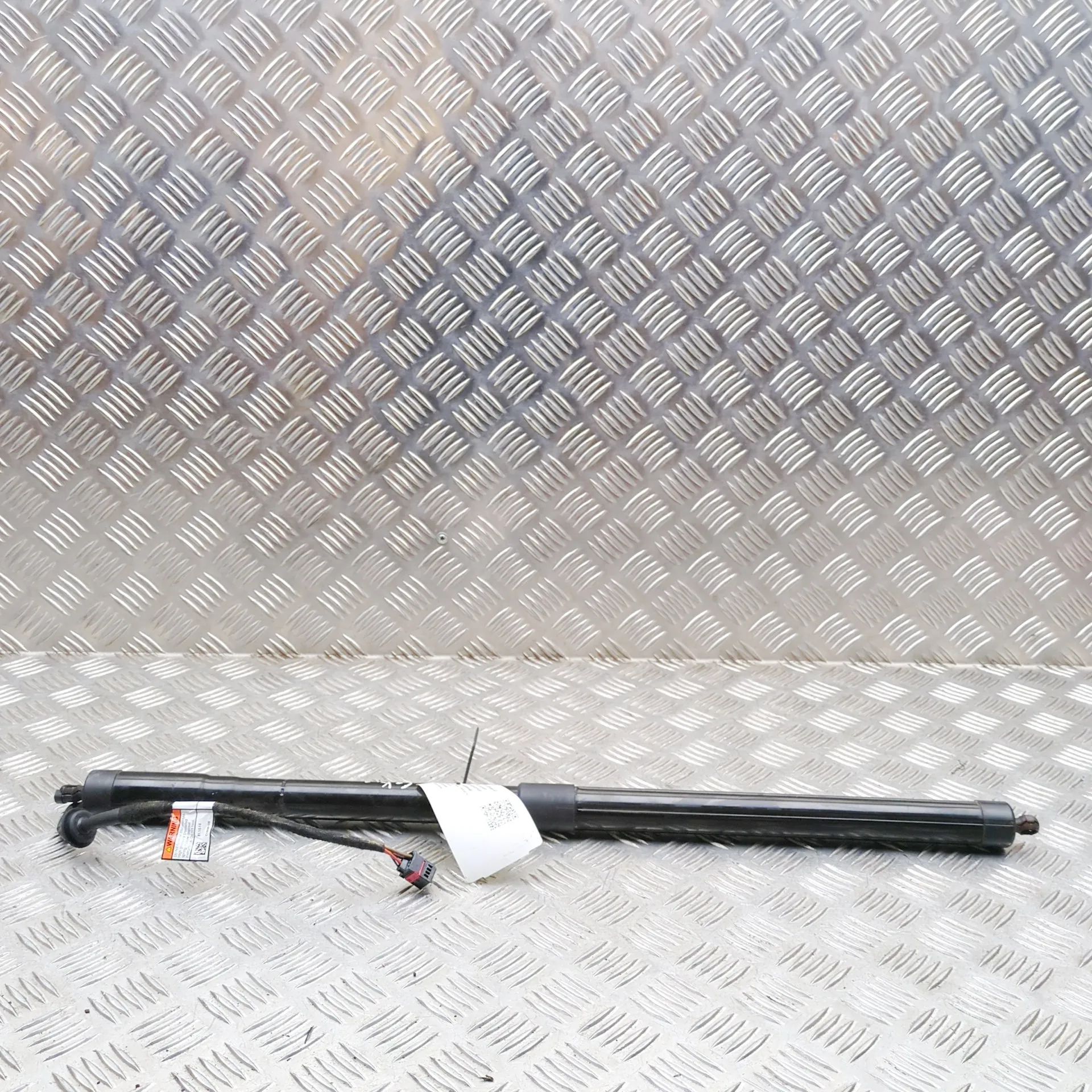 Land Rover Range Rover Sport (L494) Left Side Tailgate Gas Strut Left Side Tailgate Gas Strut — LAND ROVER RANGE...