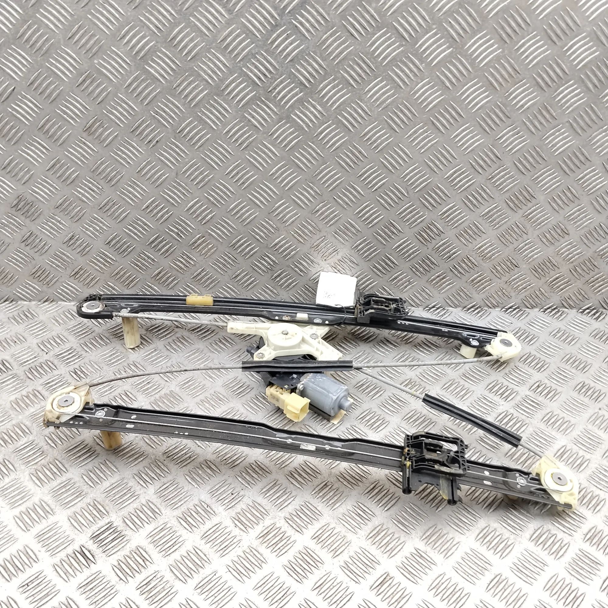 Land Rover Range Rover Sport (L494) Rear Left Door Window Regulator Rear Left Door Window Regulator — LAND ROVER RA...