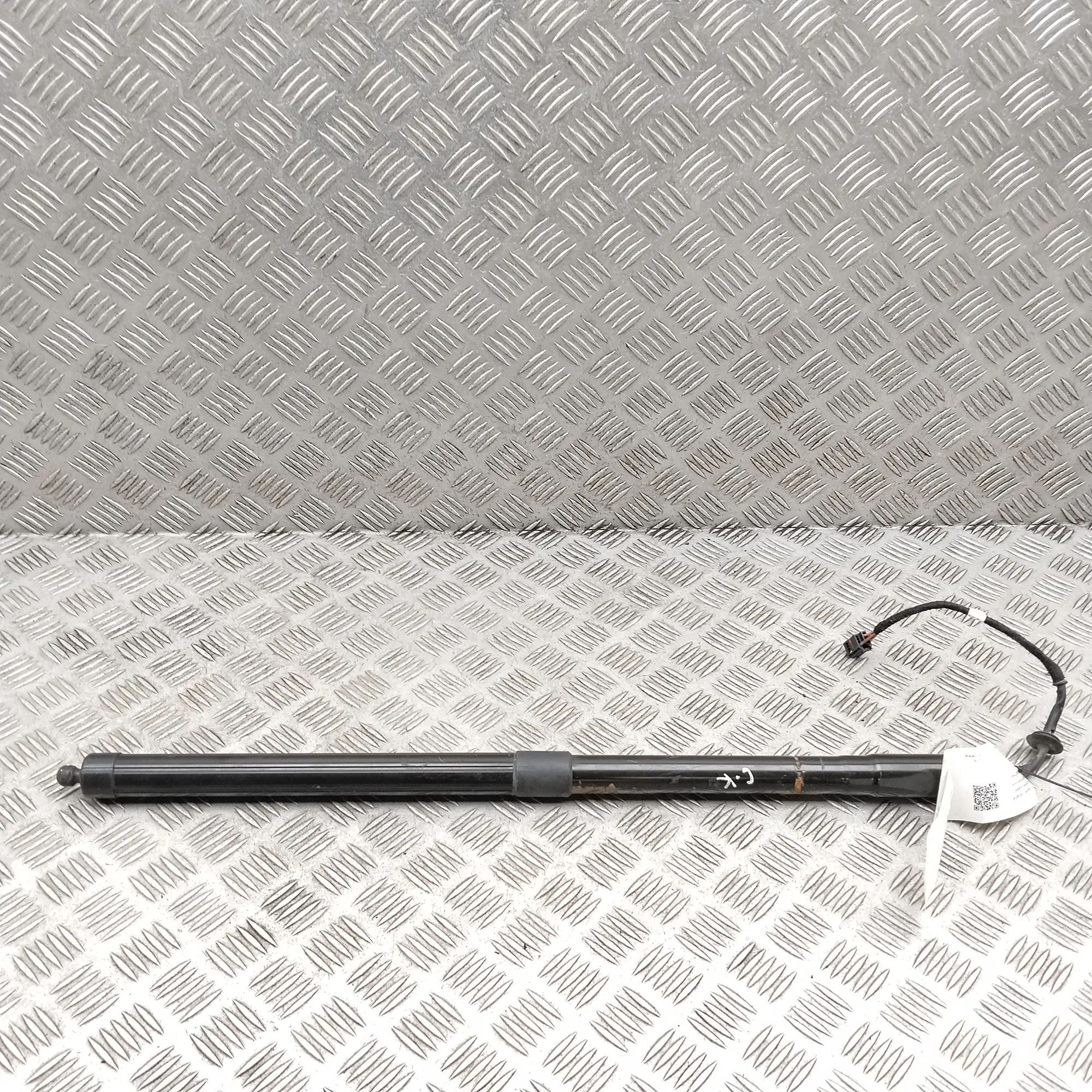 Land Rover Range Rover Sport (L494) Left Side Tailgate Gas Strut Left Side Tailgate Gas Strut — LAND ROVER RANGE...