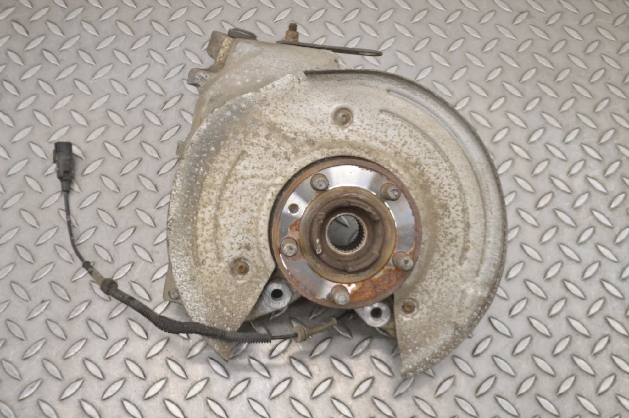 Land Rover Discovery Sport Rear Left Wheel Hub Spindle Rear Left Wheel Hub Spindle — LAND ROVER DISCOV...