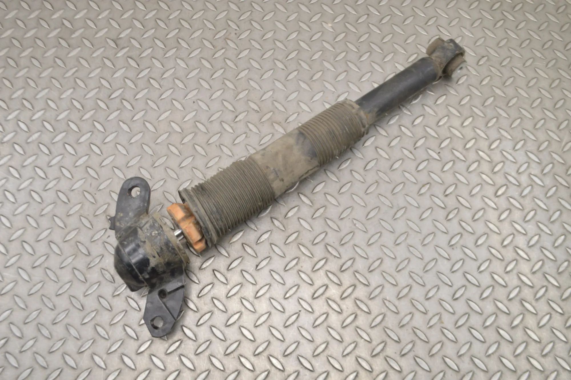 Land Rover Discovery Sport Rear Left Shock Absorber Rear Left Shock Absorber — LAND ROVER DISCOVERY...