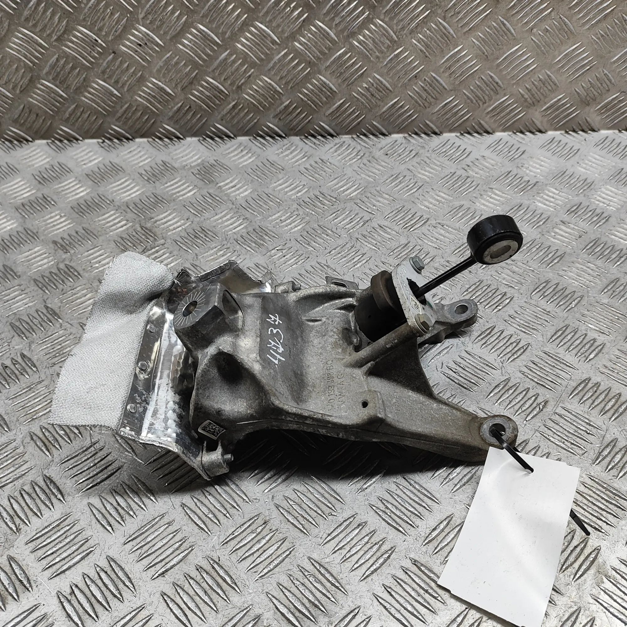 Audi Q5 (FY) Right Side Engine Bracket Right Side Engine Bracket — AUDI Q5 (FY) (2016-...