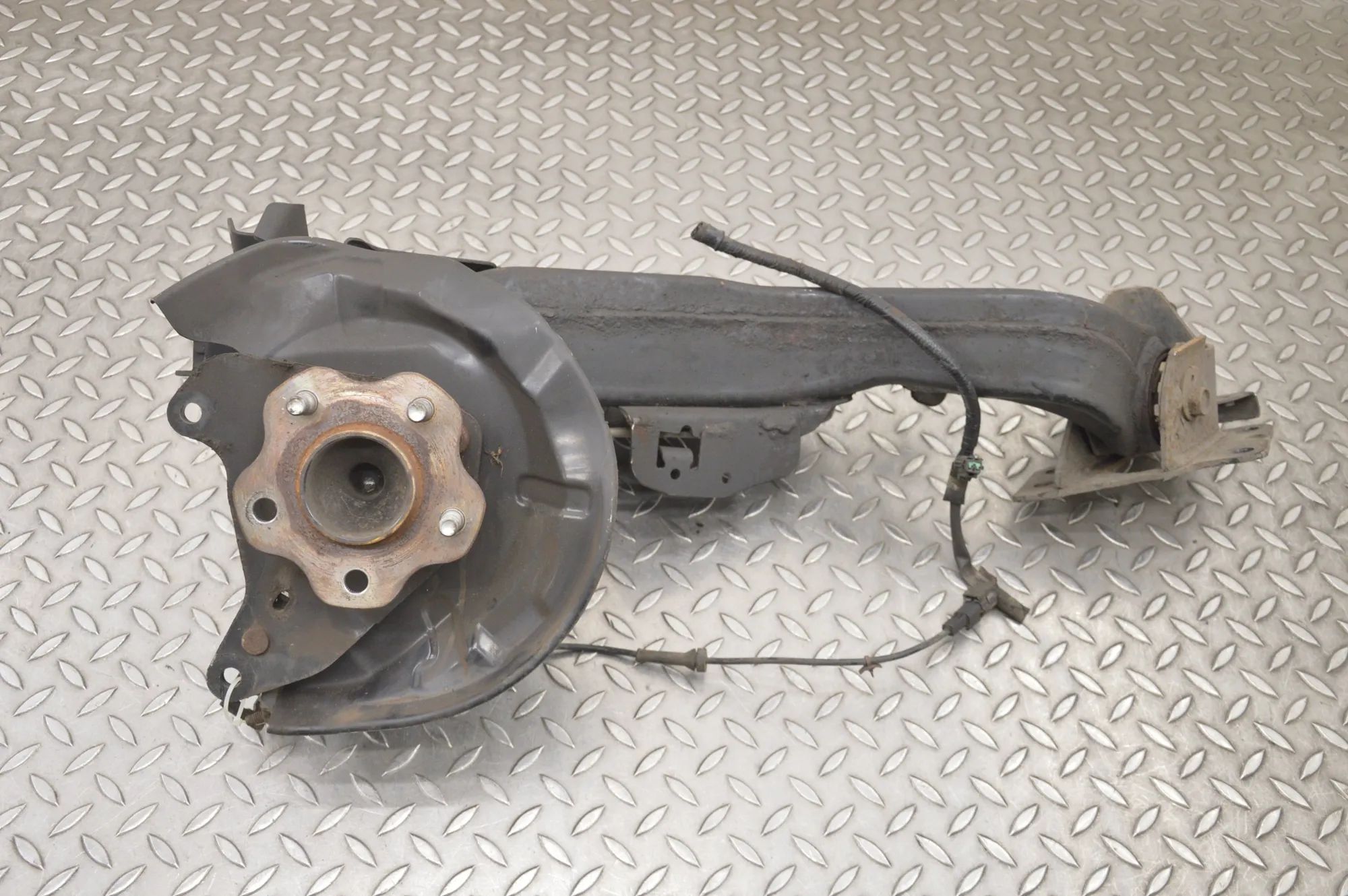 Nissan X-Trail / Rogue Rear Left Wheel Hub Spindle Rear Left Wheel Hub Spindle — NISSAN X-TRAIL (T...