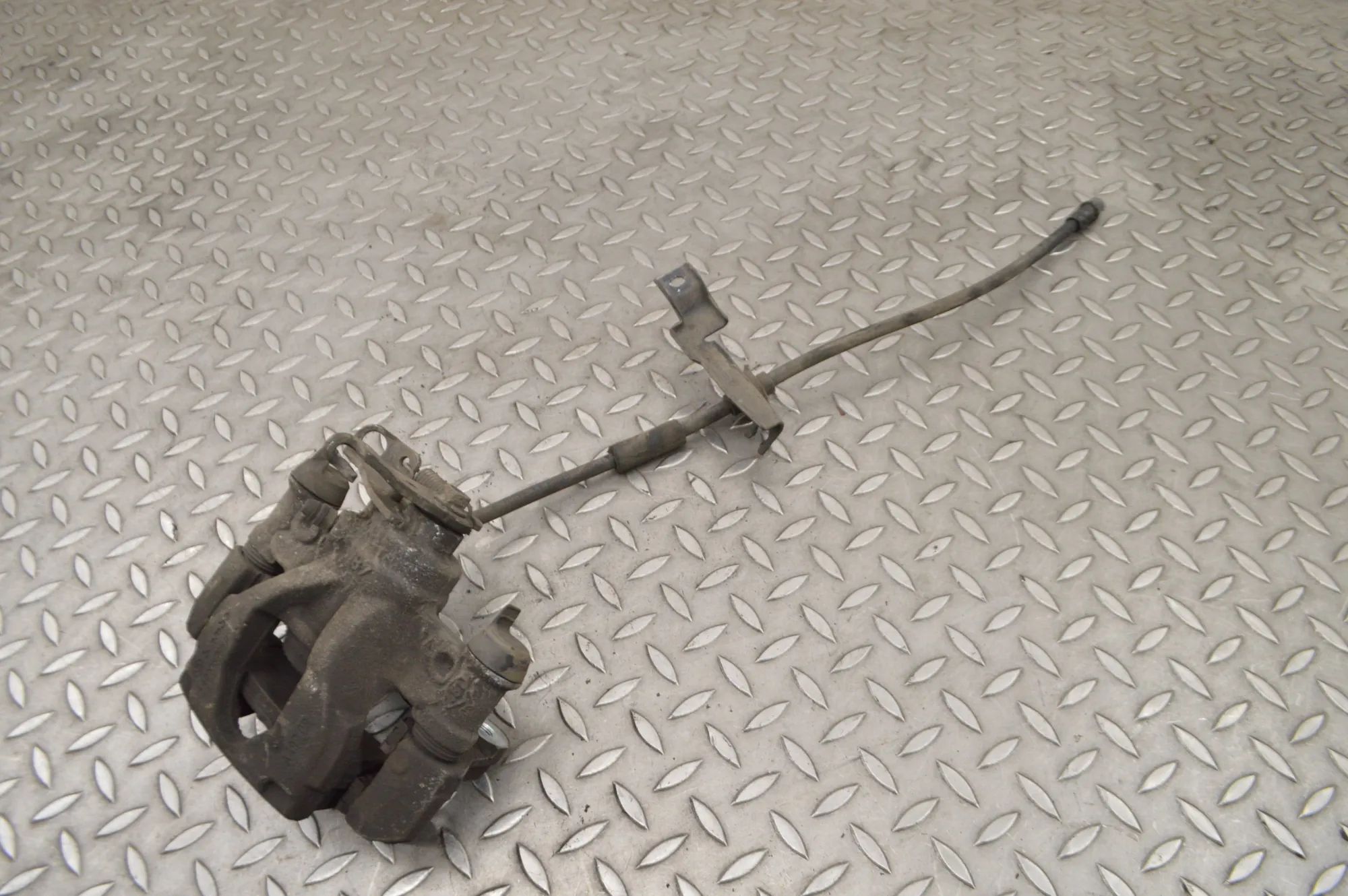 Renault Master Brake caliper — rear left Brake caliper — rear left — RENAULT MASTER (III...
