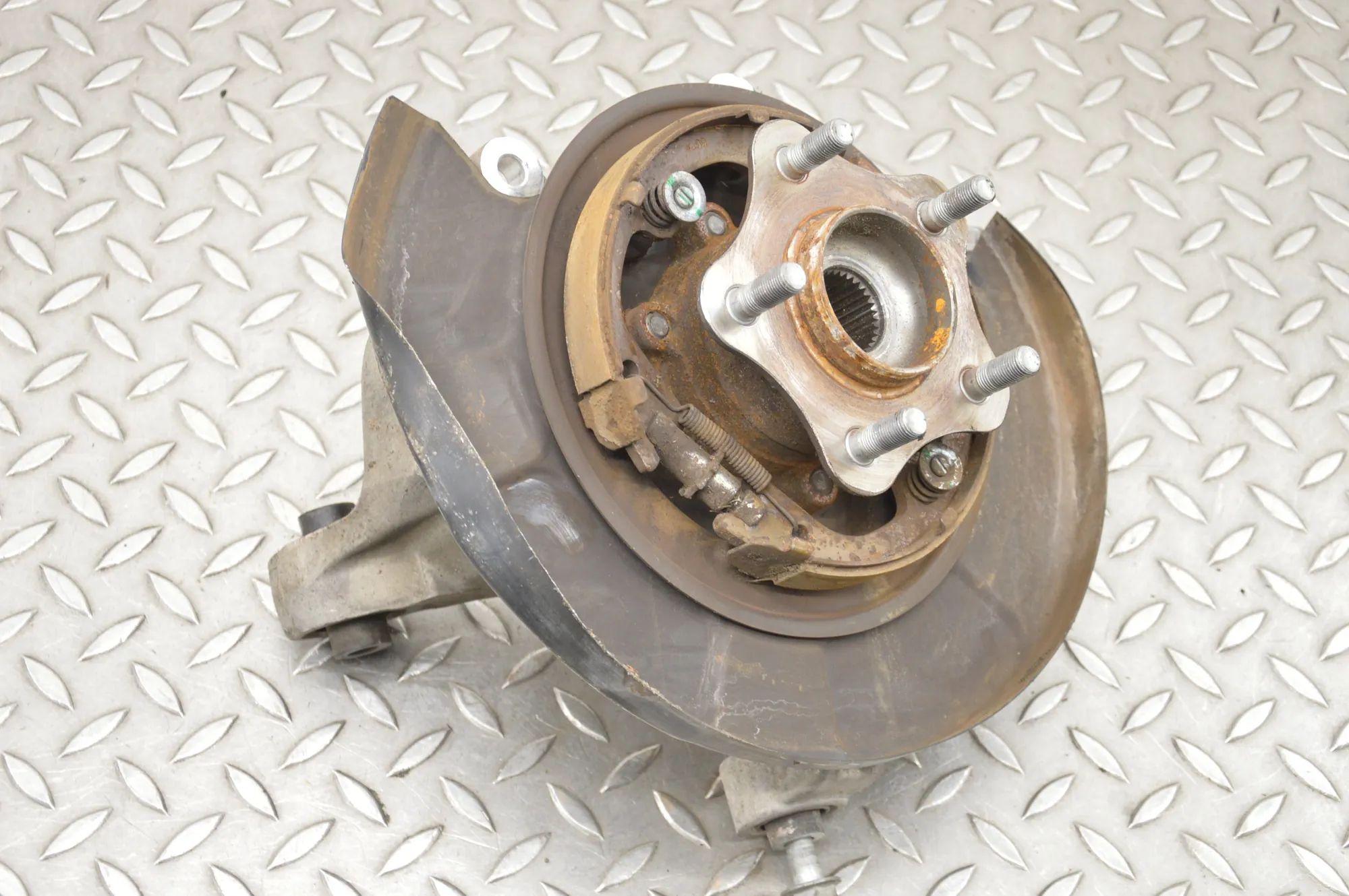 Infiniti Q50 Rear Right Wheel Hub Rear Right Wheel Hub — INFINITI Q50 (2013-...)
...