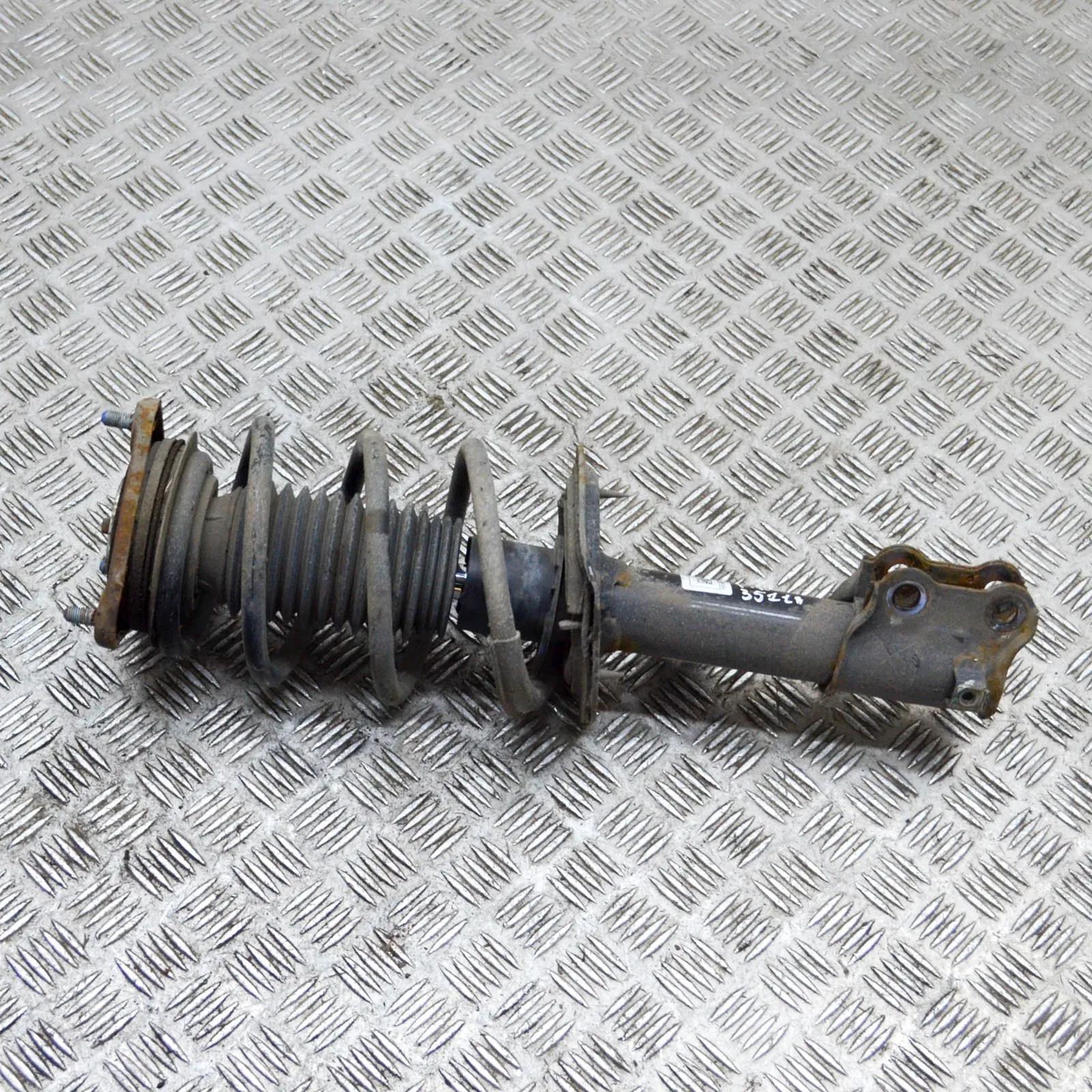 Hyundai i30 Shock absorber — front left Shock absorber — front left — HYUNDAI I30 (GD) ...
