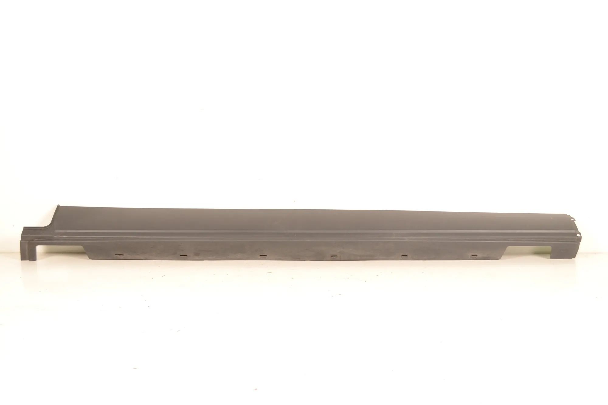 Land Rover Discovery Left Side Plastic Sideskirt Cover Left Side Plastic Sideskirt Cover — LAND ROVER ...