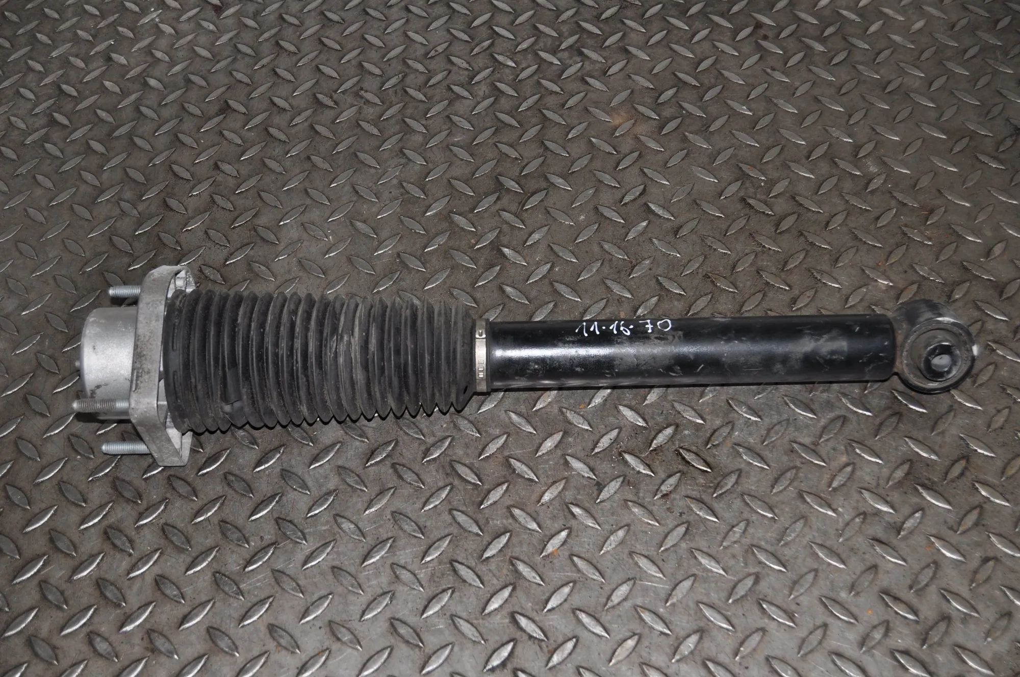 Land Rover Discovery Shock absorber — rear right Shock absorber — rear right — LAND ROVER DISCOV...