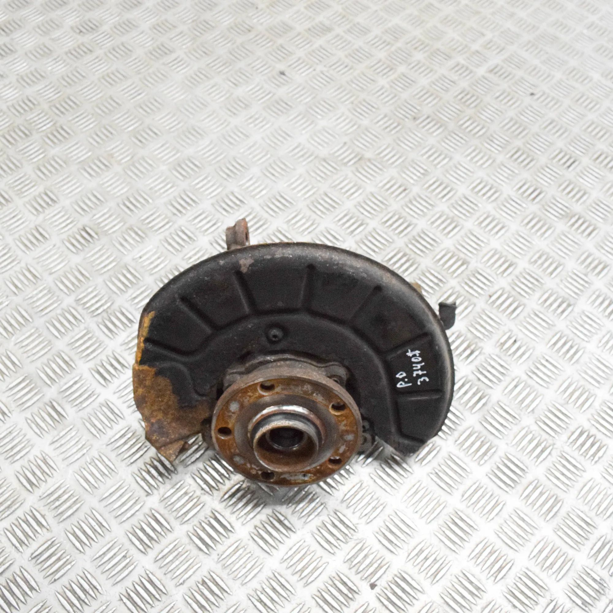 Audi Q3 (8U) Front Right Wheel Hub Front Right Wheel Hub — AUDI Q3 (8U) (2011-2018...