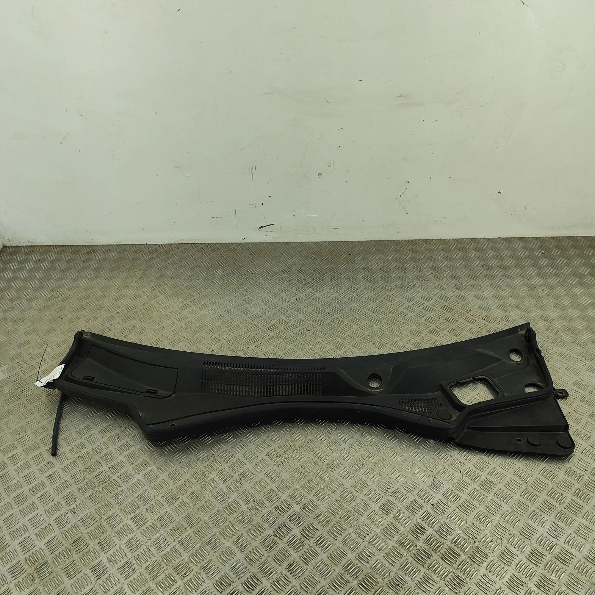Maserati Quattroporte Front Wiper Cowl Trim Front Wiper Cowl Trim — MASERATI QUATTROPORTE (...